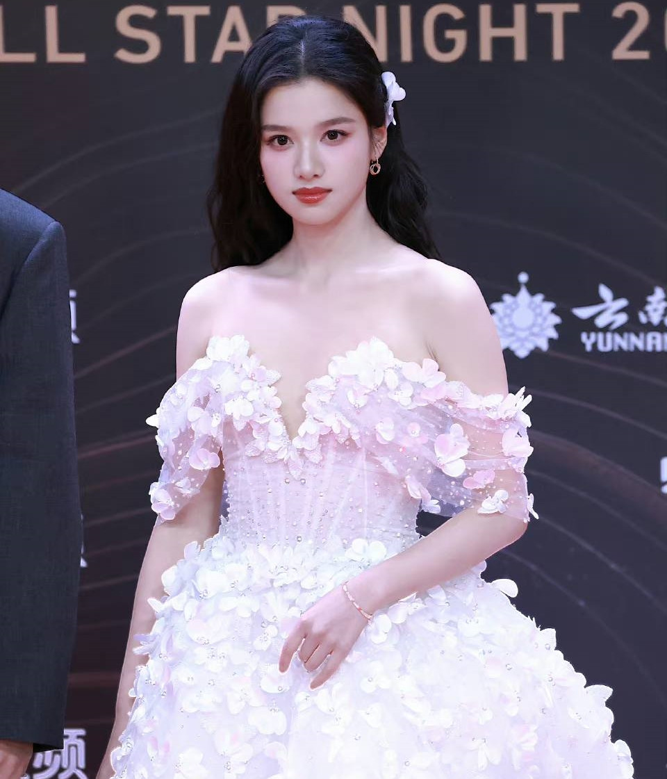 Học trò của Châu Tấn là Trương Tịnh Nghi (trái) xuất hiện trên thảm đỏ cùng Phạm Thừa Thừa (em trai Phạm Băng Băng). Trương Tịnh Nghi phát triển tốt ở cả hai mảng điện ảnh và truyền hình. Năm 2022, cô ấy ấn tượng với vai diễn Chu Vận trong phim Chiếc bật lửa và váy công chúa. Theo QQ, Trương Tịnh Nghi nhận được sự hậu thuẫn của Châu Tấn, Trần Khôn nên không thiếu phim để đóng, giúp sự nghiệp của cô suôn sẻ. Kim Thần mặc chiếc váy hồng nổi bật của nhà thiết kế Công Trí. Các bộ lễ phục của các nhà thiết kế Việt Nam đang được nhiều ngôi sao Hoa ngữ ưa chuộng nhờ phong cách tinh tế, đa dạng.