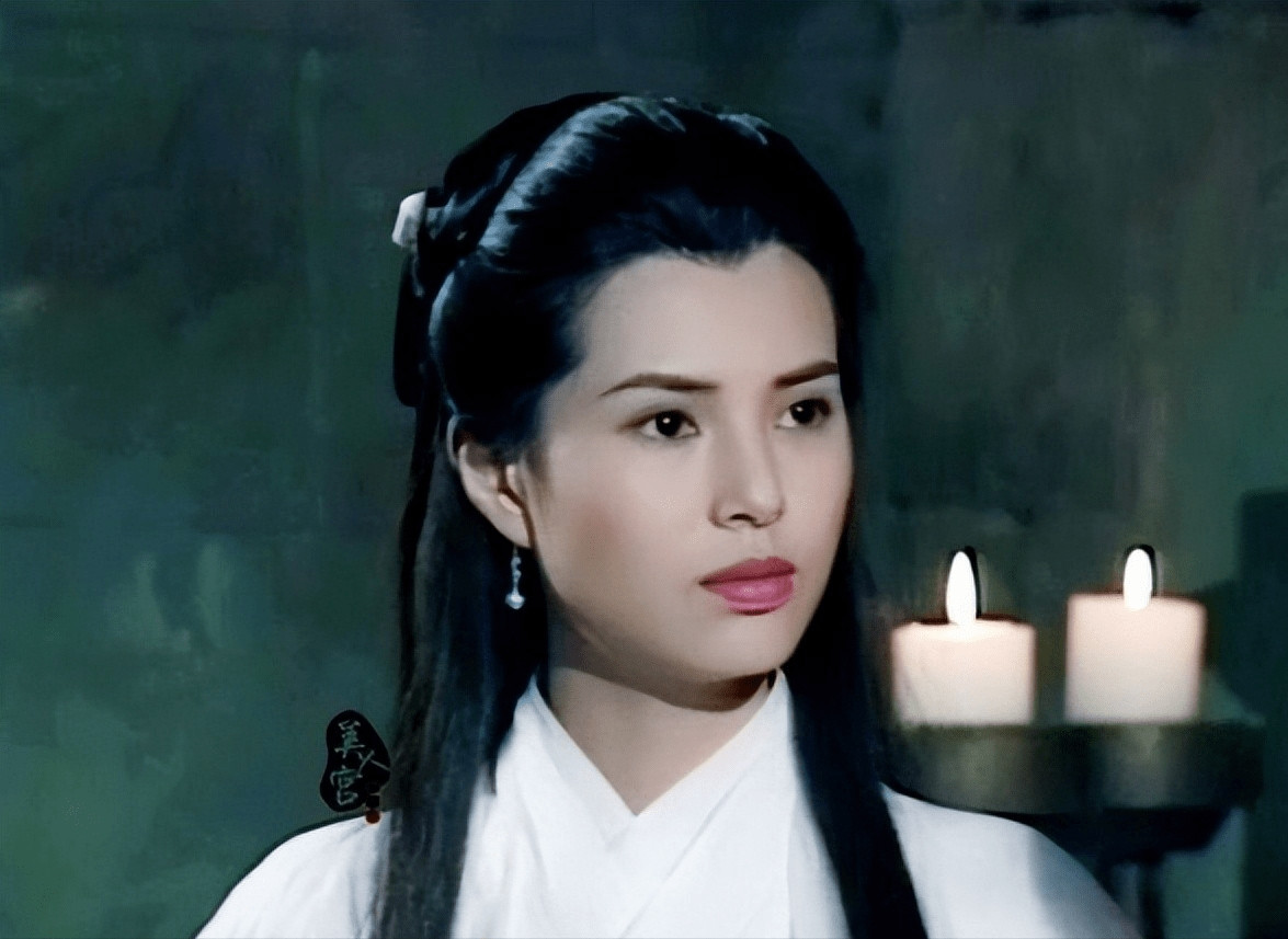 Tạo hình Tiểu Long Nữ của Lý Nhược Đồng trong Thần điêu đại hiệp 1995 đã ăn sâu vào tâm trí khán giả. Các phiên bản sau đó đều được đem ra so sánh với Lý Nhược Đồng và không có ai đem lại vẻ đẹp băng thanh ngọc khiết lại uy nghiêm không thể đùa giỡn như nữ diễn viên sinh năm 1966 đã làm được. Theo Sohu, đặc điểm gương mặt của Lý Nhược Đồng cuốn hút với đôi mắt sâu thẳm, mặt như viên ngọc được chế tác tinh xảo nên không cần những trang sức cầu kỳ phụ trợ. Khí chất của Lý Nhược Đồng cũng mang vẻ xa cách rất phù hợp với nhân vật Tiểu Long Nữ vốn lánh đời, sống nhiều năm trong cổ mộ, mang trong mình tuyệt học võ công.