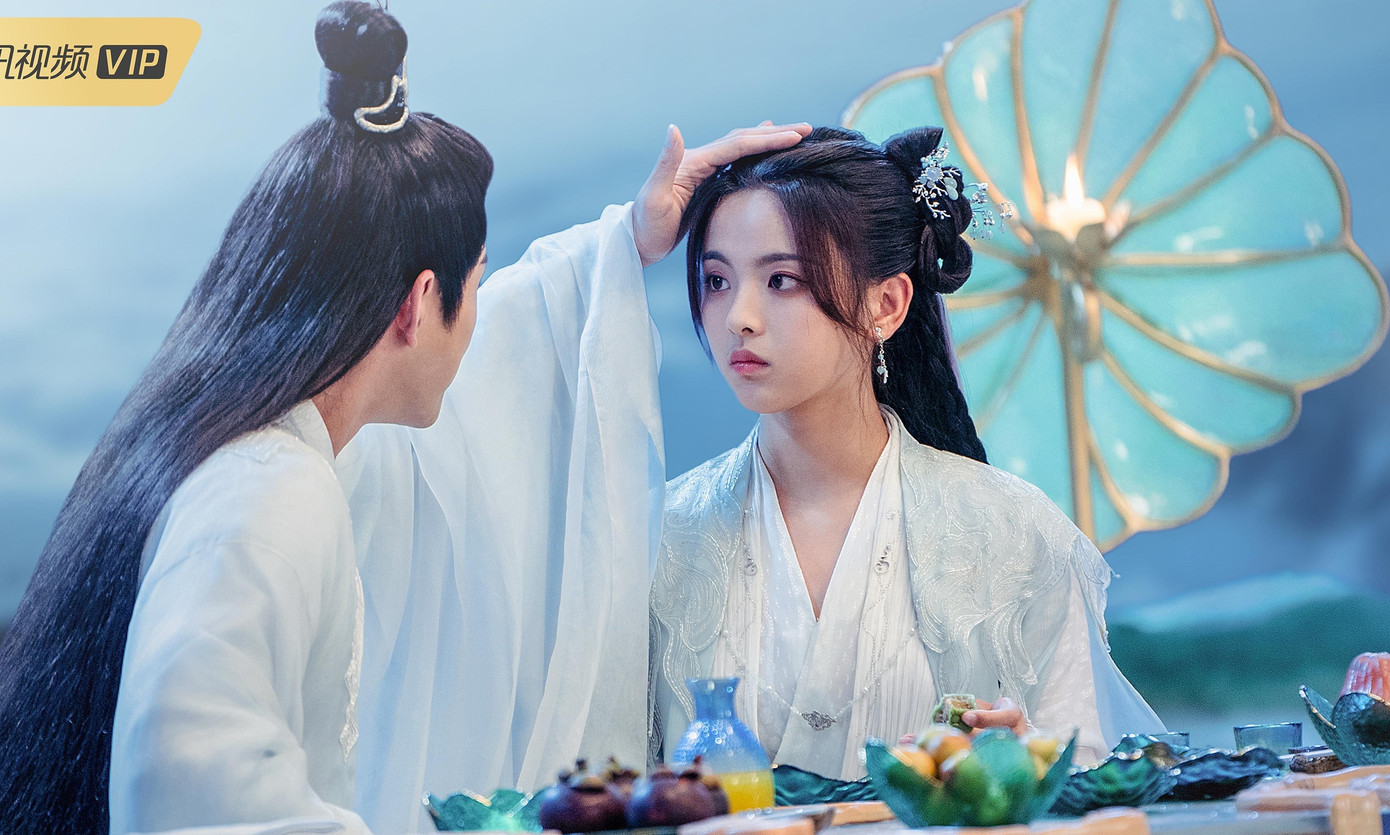 Dương Siêu Việt - Từ Chính Khê: Được ví là Hoa Thiên Cốt thứ 2, bộ phim Trùng tử cũng gây chú ý vào thời điểm mới ra mắt. Tuy nhiên, diễn xuất của hai diễn viên chính đều kém. Dương Siêu Việt vẫn giữ thói quen trợn mắt để biểu lộ cảm xúc. Từ Chính Khê vốn là diễn viên khá, nhưng cách anh diễn không làm nổi bật sự uy nghiêm của sư phụ, nỗi lòng do dự, ngần ngại yêu nhưng không dám vượt qua lễ giáo thầy trò. Bộ phim chỉ nhận được 4,8/10 điểm chất lượng. Sự thất bại của Trùng tử và Bảy kiếp may mắn trong năm 2023 khiến sự nghiệp phim ảnh của Dương Siêu Việt bị ảnh hưởng nghiêm trọng. Dương Siêu Việt - Từ Chính Khê: Được ví là Hoa Thiên Cốt thứ 2, bộ phim Trùng tử cũng gây chú ý vào thời điểm mới ra mắt. Tuy nhiên, diễn xuất của hai diễn viên chính đều kém. Dương Siêu Việt vẫn giữ thói quen trợn mắt để biểu lộ cảm xúc. Từ Chính Khê vốn là diễn viên khá, nhưng cách anh diễn không làm nổi bật sự uy nghiêm của sư phụ, nỗi lòng do dự, ngần ngại yêu nhưng không dám vượt qua lễ giáo thầy trò. Bộ phim chỉ nhận được 4,8/10 điểm chất lượng. Sự thất bại của Trùng tử và Bảy kiếp may mắn trong năm 2023 khiến sự nghiệp phim ảnh của Dương Siêu Việt bị ảnh hưởng nghiêm trọng.