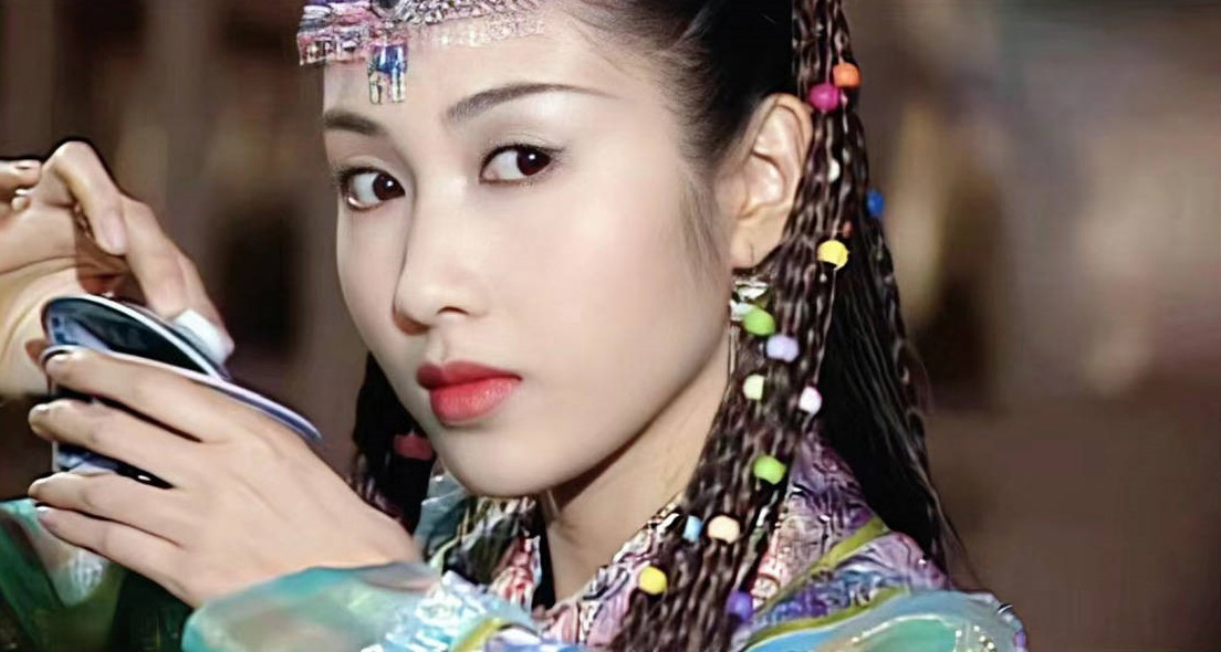 Một nhân vật nữ hiệp khác cũng được khán giả đánh giá là hoàn chỉnh nhất trong các phiên bản là Triệu Mẫn của Lê Tư. Trong Ỷ Thiên Đồ Long ký 2001, Lê Tư đã thể hiện vai quận chúa Triệu Mẫn vừa lộng lẫy xinh đẹp đáng yêu, vừa anh tú, trí tuệ quyết đoán khác với các phiên bản còn lại. Chỉ một cách liếc mắt, Lê Tư đã thể hiện được sự kiêu ngạo, khí phách của nhân vật. Nhà phê bình phim Từ Xuân Mỹ nhận xét Triệu Mẫn của Lê Tư như một đóa hồng tươi mới, luôn sống động trong tâm trí khán giả. "Sau Lê Tư, không còn ai đóng Triệu Mẫn xuất sắc hơn" là nhận xét của khán giả dành cho vai diễn thành công của cô.