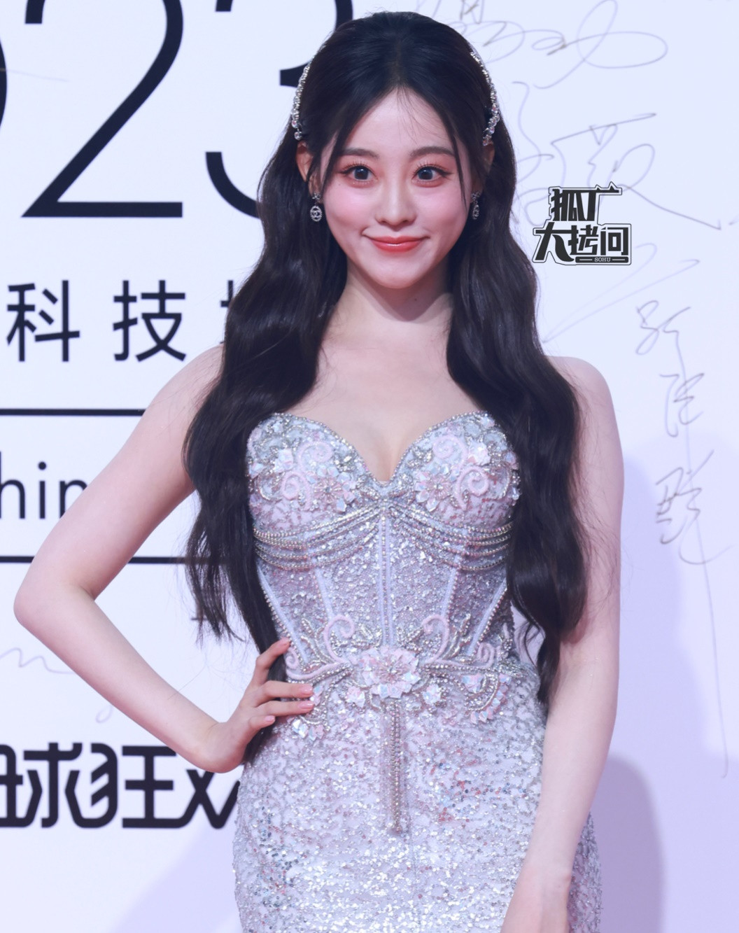 Ngày 3/11, Sohu đưa tin tạp chí thời trang Elle tổ chức sự kiện Thịnh điển cuối năm tại Hàng Châu, Trung Quốc với sự tham gia của hàng trăm nghệ sĩ nổi tiếng bậc nhất giới giải trí Hoa ngữ như Địch Lệ Nhiệt Ba, Cổ Lực Na Trát, Đổng Khiết, Lưu Thi Thi, Châu Dã, Na Nhiên, Chúc Tự Đan, Chung Sở Hy, Quan Hiểu Đồng, Trương Vũ Kỳ, Trương Hinh Dư, Châu Đông Vũ, Tống Thiến, Cung Tuấn, Lý Hiện, Lưu Hạo Nhiên, Ngụy Đại Huân, Mã Tư Thuần... Ngày 3/11, Sohu đưa tin tạp chí thời trang Elle tổ chức sự kiện Thịnh điển cuối năm tại Hàng Châu, Trung Quốc với sự tham gia của hàng trăm nghệ sĩ nổi tiếng bậc nhất giới giải trí Hoa ngữ như Địch Lệ Nhiệt Ba, Cổ Lực Na Trát, Đổng Khiết, Lưu Thi Thi, Châu Dã, Na Nhiên, Chúc Tự Đan, Chung Sở Hy, Quan Hiểu Đồng, Trương Vũ Kỳ, Trương Hinh Dư, Châu Đông Vũ, Tống Thiến, Cung Tuấn, Lý Hiện, Lưu Hạo Nhiên, Ngụy Đại Huân, Mã Tư Thuần...