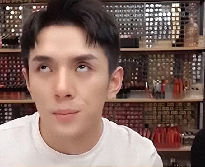 Lý Giai Kỳ khóc trong buổi livestream vì đã phát ngôn bất cẩn, có thái độ xem thường người mua. Lý Giai Kỳ khóc trong buổi livestream vì đã phát ngôn bất cẩn, có thái độ xem thường người mua.