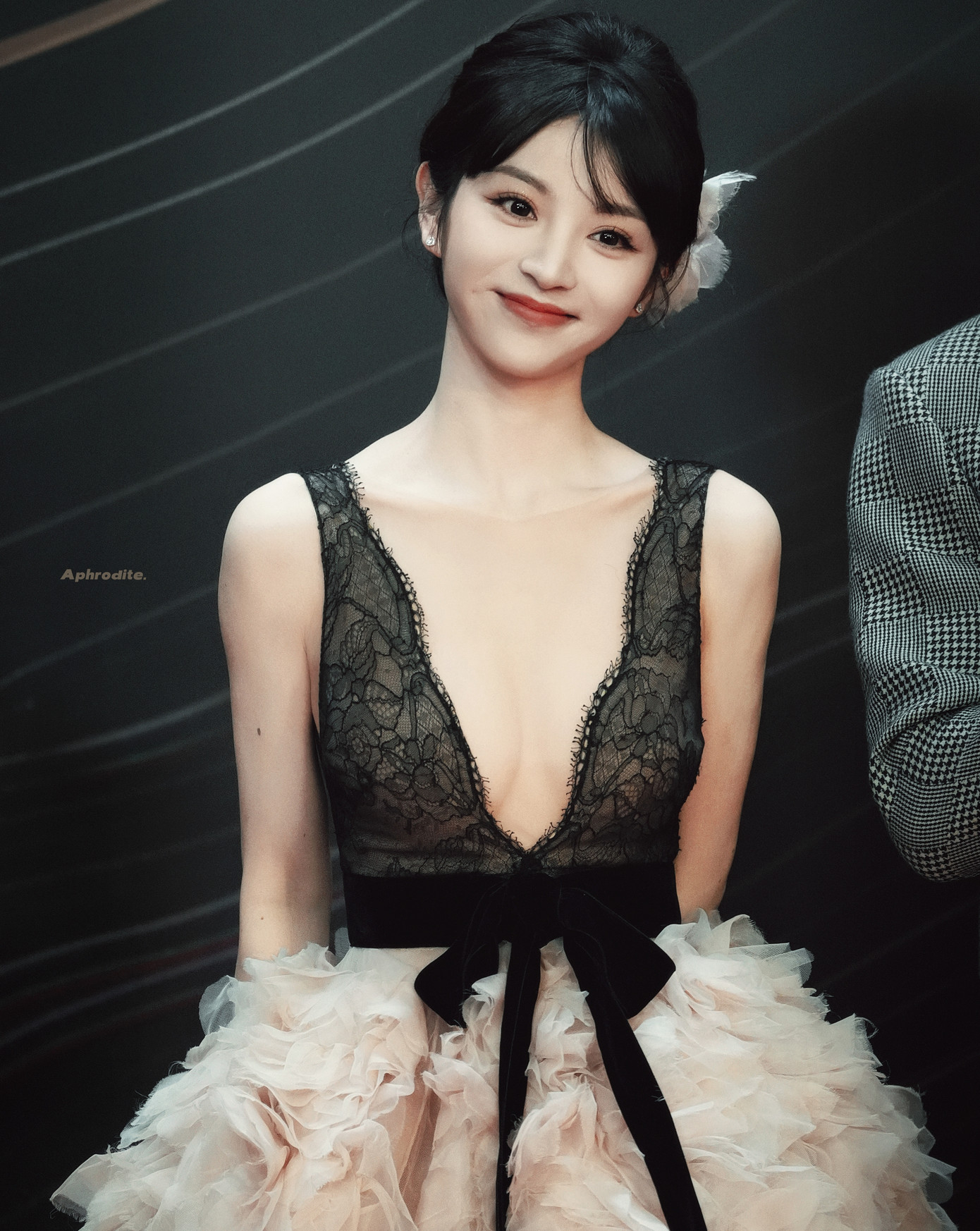 Điền Hi Vi là tiểu hoa đán có vóc dáng quyến rũ nhất so với các đồng nghiệp cùng lứa 1995. Nữ diễn viên mặc trang phục khoét cổ chữ V. Trên thảm đỏ, Điền Hi Vi có màn tương tác vui vẻ với bạn diễn Vương Hạc Đệ. Cả hai hợp tác trong Đại phụng đả canh nhân (Người gõ mõ cầm canh đại phụng). Sự ăn ý của hai diễn viên trẻ giúp họ nổi bật nhất trên thảm đỏ Tinh quang đại thưởng 2023 và khiến khán giả trông chờ bộ phim phát sóng.