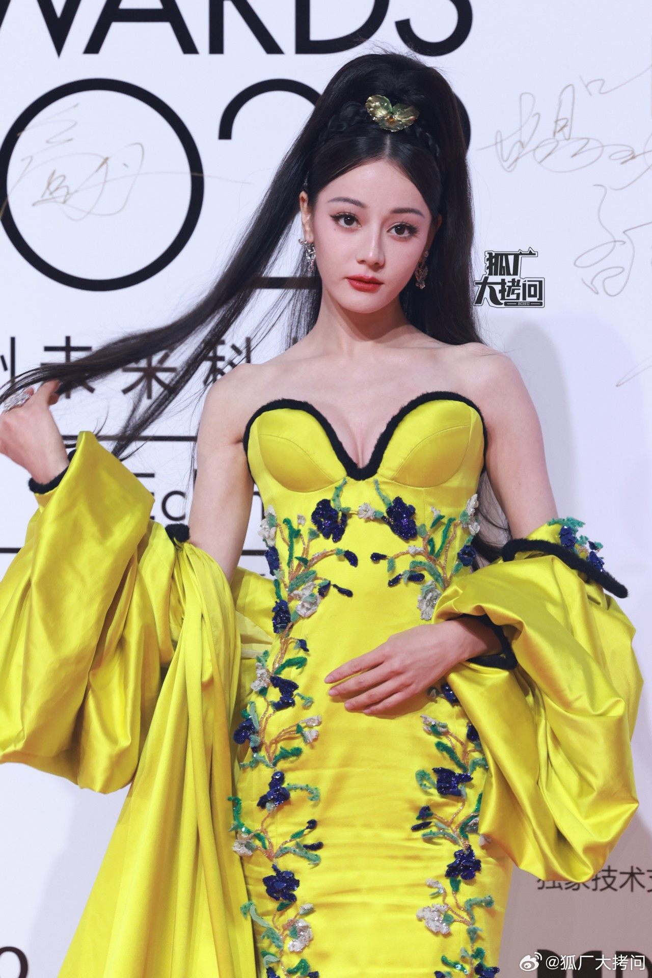 Về phía Nhiệt Ba, cô mặc trang phục của nhãn hàng Miss Sohee, bị đánh giá là không phù hợp với khí chất, độ tuổi, khiến Địch Lệ Nhiệt Ba già hơn, màu mè. Theo QQ, Địch Lệ Nhiệt Ba muốn kế thừa danh hiệu &quot;nữ hoàng thảm đỏ&quot; của đàn chị Phạm Băng Băng, tuy nhiên không phải phong cách nào cũng phù hợp với người đẹp Tân Cương.