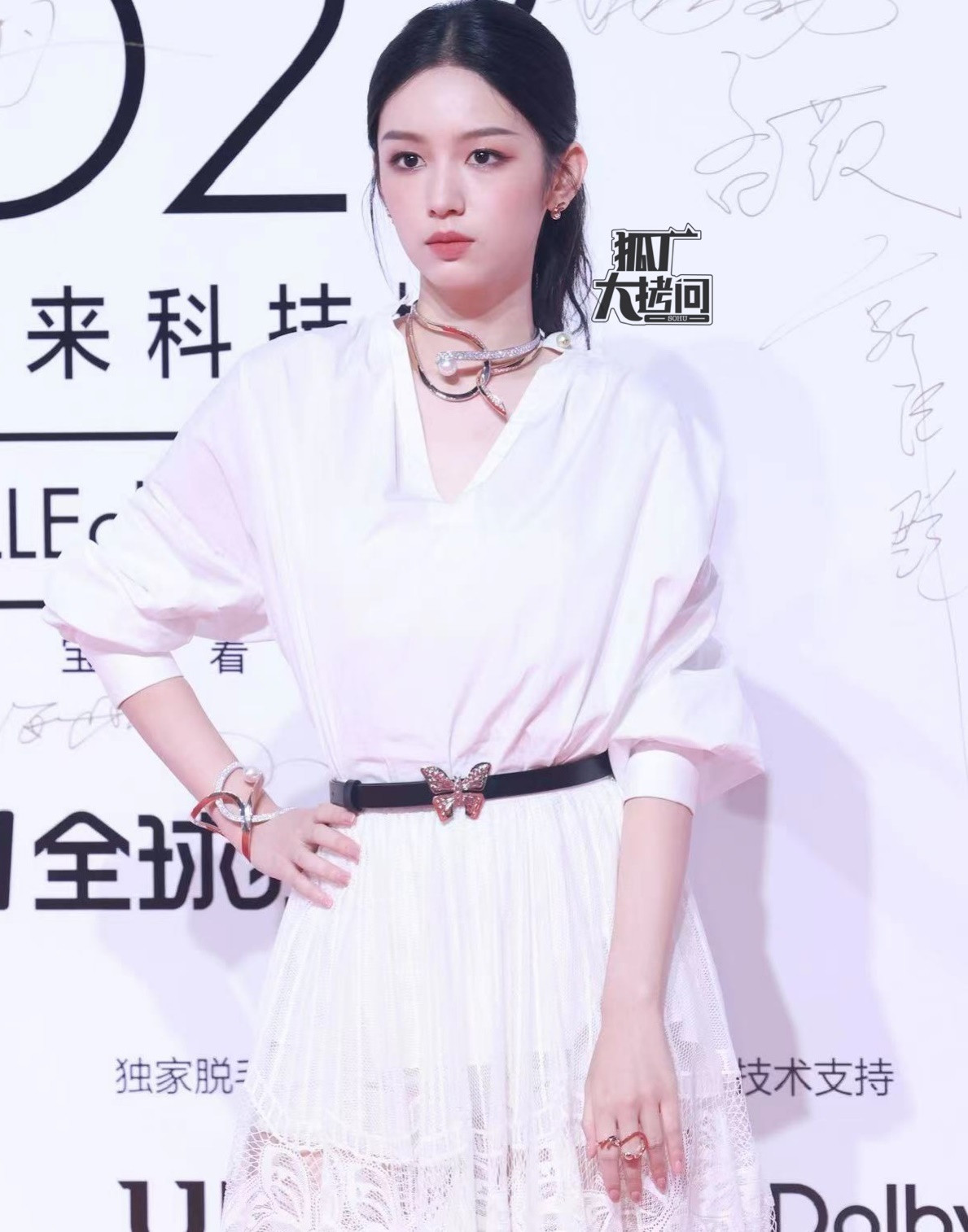 "Gà cưng" của Lý Băng Băng - Châu Dã xuất hiện với tạo hình váy trắng đơn giản. Tuy nhiên, theo Sohu, mỹ nhân sinh năm 1998 sở hữu cấu trúc xương mặt tuyệt đẹp khiến cô chưa từng có khoảnh khắc xấu trên thảm đỏ. Ngoài ra, mỹ nhân sinh năm 2000 Hồ Liên Hinh cũng gây ấn tượng với phong cách gợi cảm, làn da nâu khỏe mạnh khác biệt hẳn so với các đàn chị trang điểm làm nổi bật da trắng. Hồ Liên Hinh đang là ngôi sao được lăng xê mạnh, cô góp mặt trong các dự án truyền hình lớn như Thám tử phố Tàu, Nhân thế gian, Hồ yêu tiểu hồng nương, Thiếu niên bạch mã túy xuân phong. "Gà cưng" của Lý Băng Băng - Châu Dã xuất hiện với tạo hình váy trắng đơn giản. Tuy nhiên, theo Sohu, mỹ nhân sinh năm 1998 sở hữu cấu trúc xương mặt tuyệt đẹp khiến cô chưa từng có khoảnh khắc xấu trên thảm đỏ. Ngoài ra, mỹ nhân sinh năm 2000 Hồ Liên Hinh cũng gây ấn tượng với phong cách gợi cảm, làn da nâu khỏe mạnh khác biệt hẳn so với các đàn chị trang điểm làm nổi bật da trắng. Hồ Liên Hinh đang là ngôi sao được lăng xê mạnh, cô góp mặt trong các dự án truyền hình lớn như Thám tử phố Tàu, Nhân thế gian, Hồ yêu tiểu hồng nương, Thiếu niên bạch mã túy xuân phong.