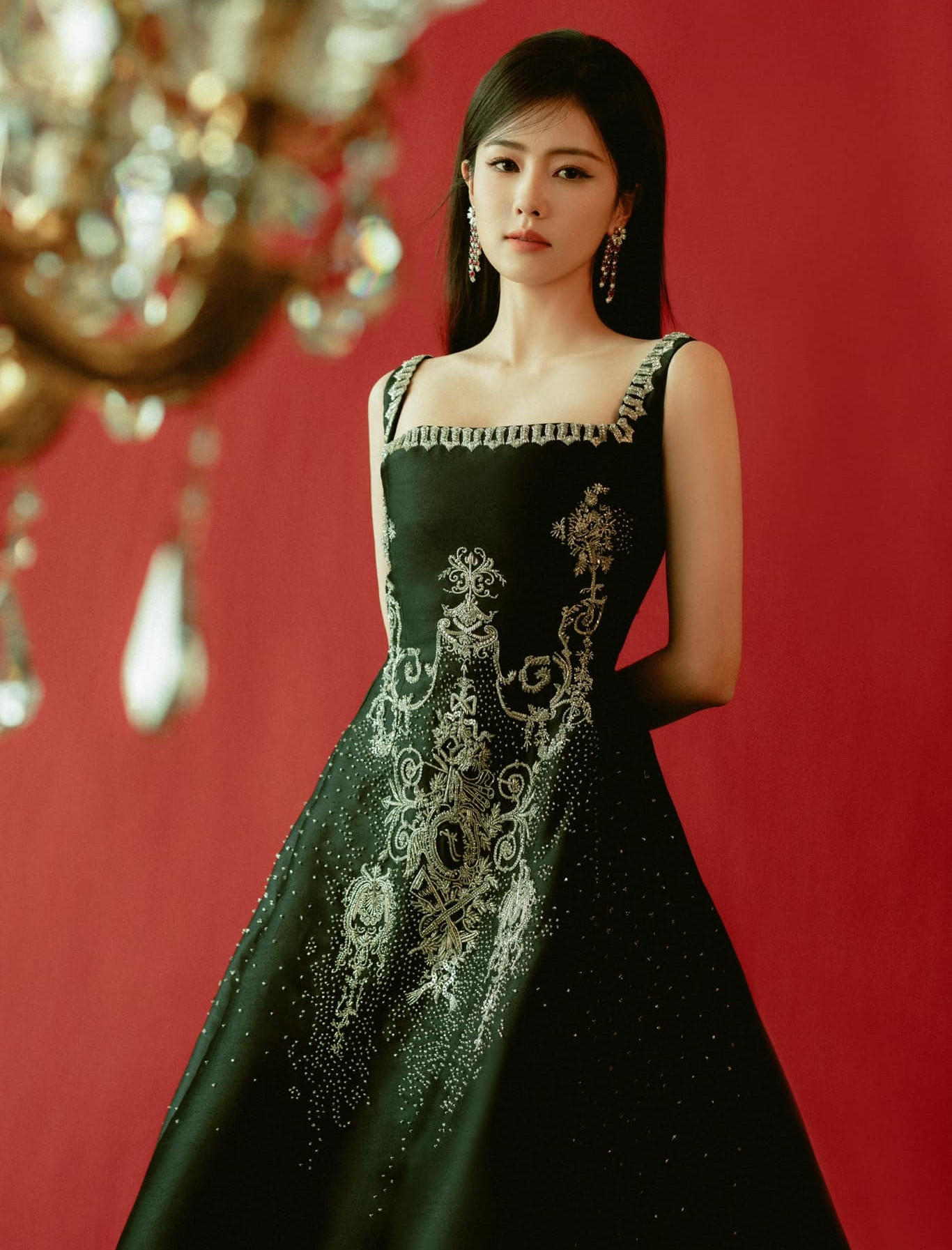 Tới tạo hình thứ hai, Bạch Lộc mặc bộ Haute Fouture Thu Đông 2023 của thương hiệu Julien Fournié. Nữ diễn viên được đánh giá cao trong trang phục mang phong cách cổ điển, thanh lịch. Trên sân khấu, Bạch Lộc nhận giải Nữ diễn viên có sức ảnh hưởng của năm. Tới tạo hình thứ hai, Bạch Lộc mặc bộ Haute Fouture Thu Đông 2023 của thương hiệu Julien Fournié. Nữ diễn viên được đánh giá cao trong trang phục mang phong cách cổ điển, thanh lịch. Trên sân khấu, Bạch Lộc nhận giải Nữ diễn viên có sức ảnh hưởng của năm.