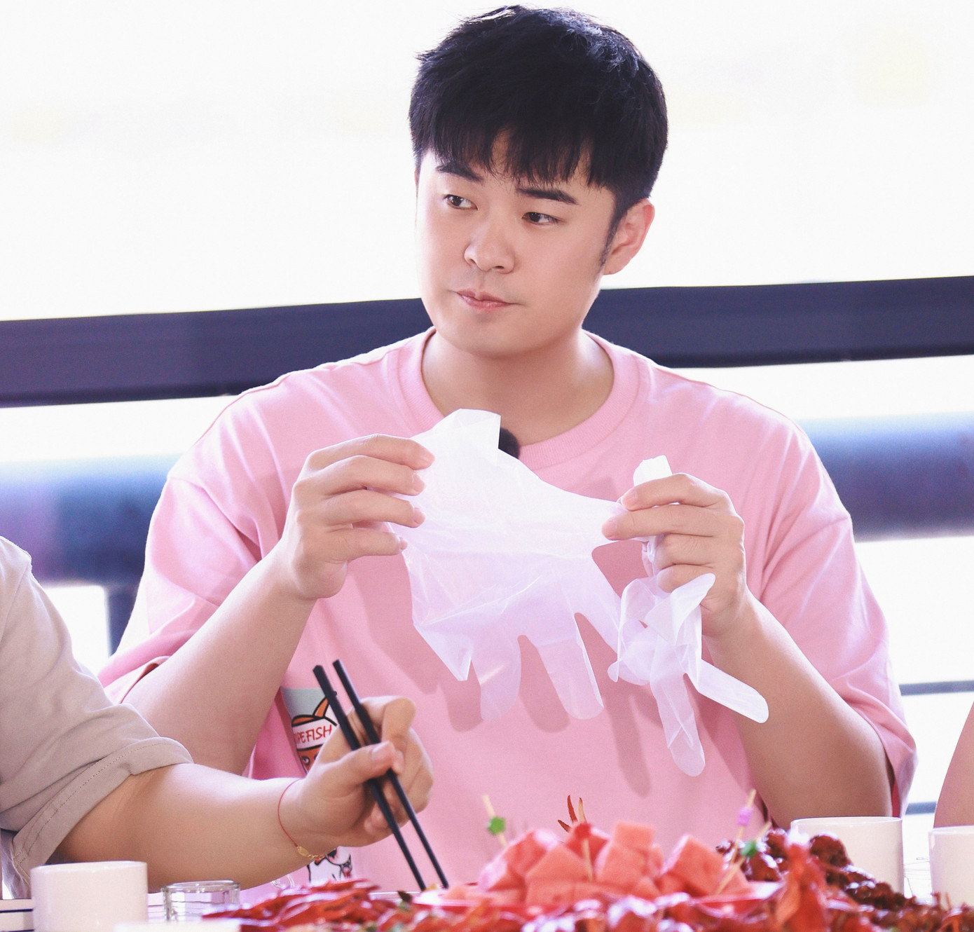 Nam diễn viên Trần Hách là cháu của đạo diễn lớn Trần Khải Ca, nổi tiếng với show Keep Running.