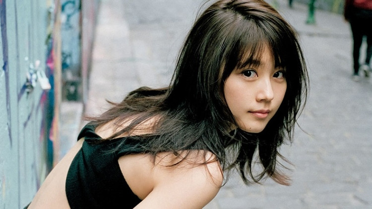 Đứng ở vị trí thứ 8 là người mẫu, diễn viên sinh năm 1995 - Haruna Kawaguchi. Thứ 9 là nữ diễn viên nổi tiếng Kasumi Arimura. Kasumi Arimura sinh năm 1993, được biết đến nhiều qua các phim như Nữ thợ lặn (2013), Strobe Edge (2015), Flying Colors, I Am a Hero, Itsuka Kono Koi o Omoidashite Kitto Naite Shimau, Thầy mãi là thanh xuân, Lãng Khách Kenshin 3 phần, Nhật ký trung học, Tình ta đẹp tựa đóa hoa... Kasumi Arimura từng nhiều lần đoạt giải của Viện Hàn lâm Nhật Bản. Đứng vị trí cuối là nữ diễn viên kỳ cựu Yuriko Ishida.