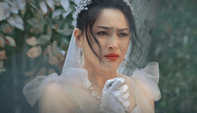 Can Đình Đình khiến khán giả tiếc nuối với màn trở lại bị đánh giá là kém đẹp trong Tuyệt sắc vệ sĩ.