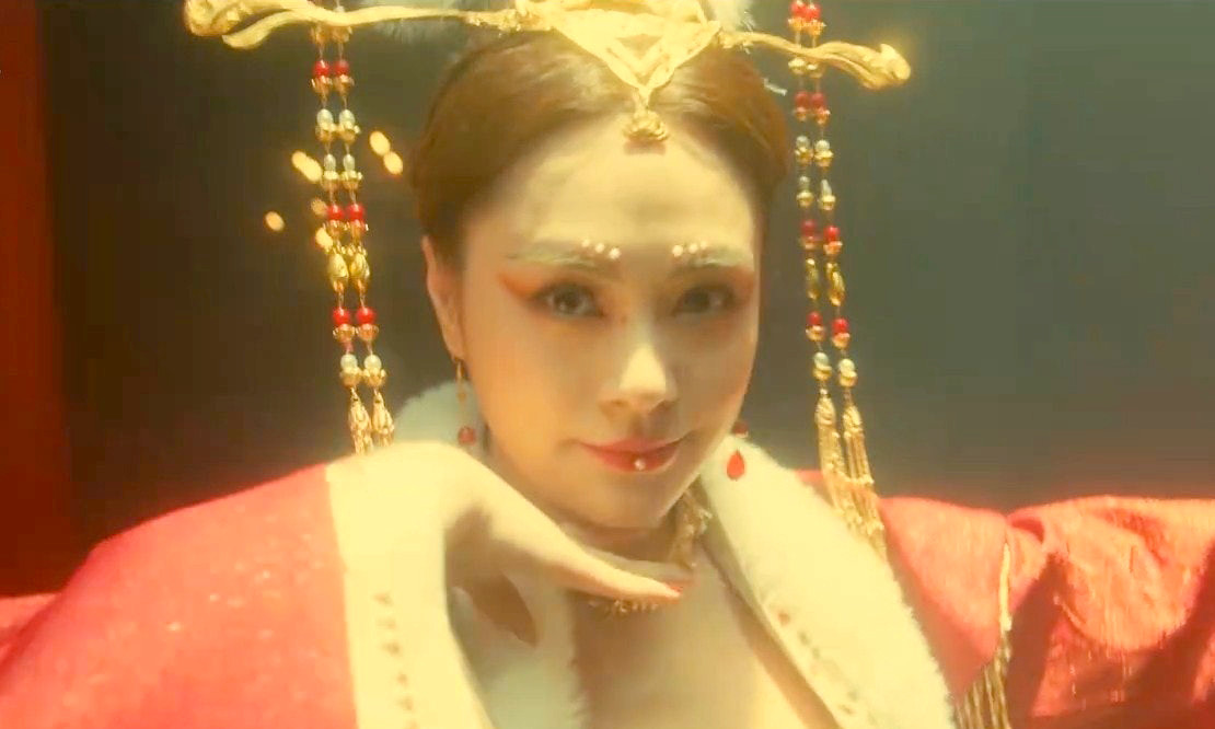 Chung Hân Đồng bị chê là &quot;Đát Kỷ béo nhất màn ảnh&quot; vì nhận lời đóng phim khi cơ thể đang ở trạng thái không tốt.