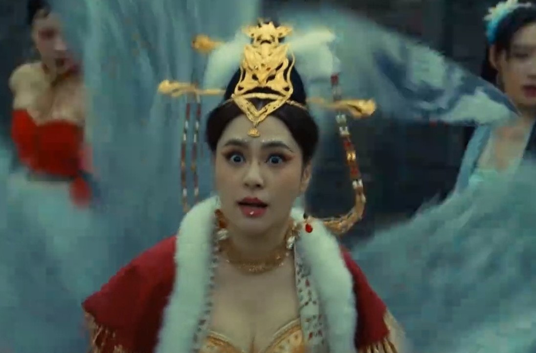 Chung Hân Đồng bị chê là &quot;Đát Kỷ béo nhất màn ảnh&quot; vì nhận lời đóng phim khi cơ thể đang ở trạng thái không tốt.