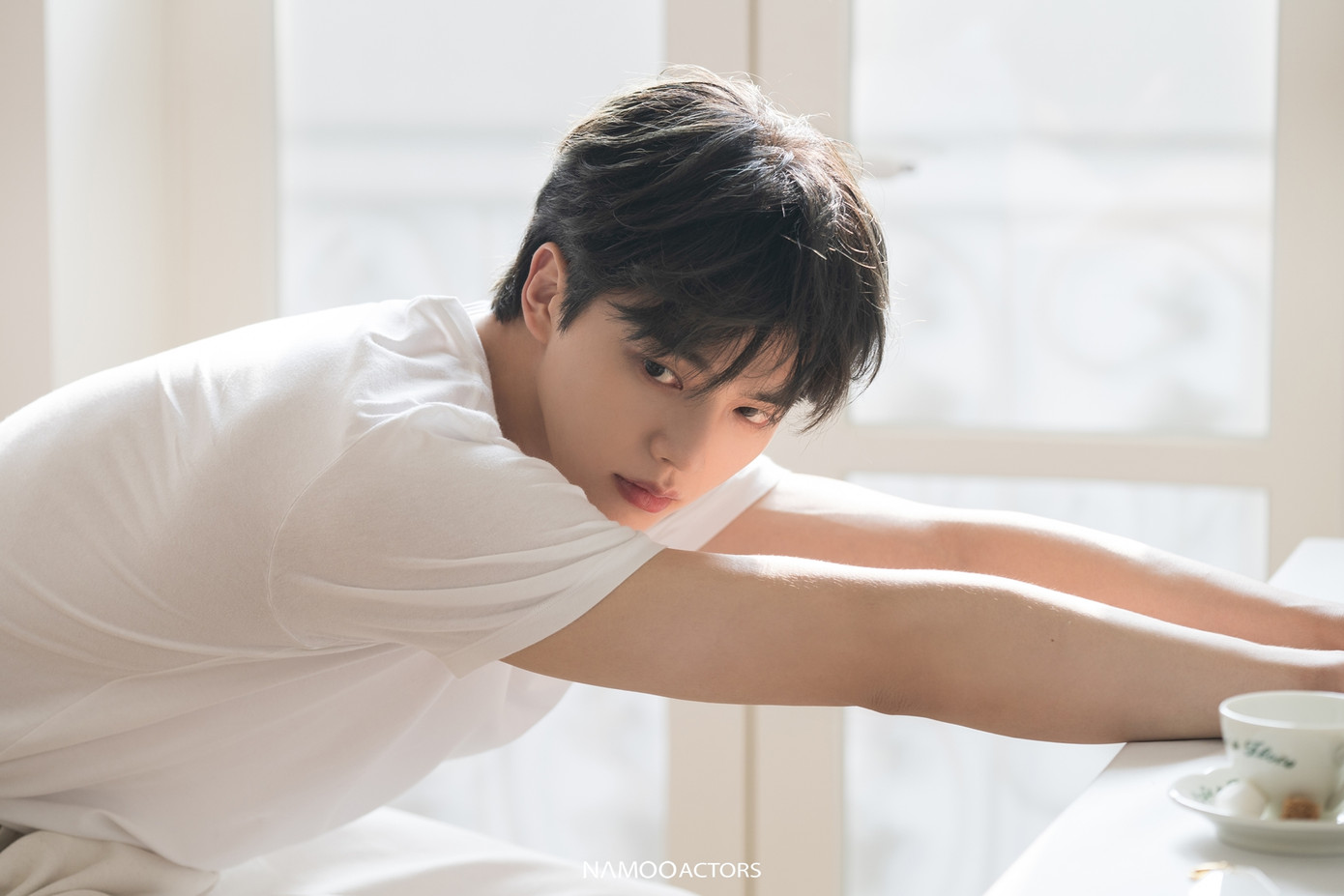 Theo đó, từ khóa &quot;Song Kang đẹp trai quá&quot; thậm chí đã leo lên bảng tìm kiếm chung trên nền tảng Weibo ngày 27/11, đặc biệt là trong hoàn cảnh văn hóa Hàn Quốc bị hạn chế tại Trung Quốc. Bên cạnh đó, trên nền tảng video ngắn Douyin (Tik Tok bản Trung) các clip về Song Kang cũng nhận được lượng tương tác khủng. Người xem xứ Trung đánh giá trong phim My Demon, nam diễn viên sinh năm 1994 có vẻ ngoài quá điển trai, phong cách thu hút, thân hình mạnh mẽ rắn rỏi, nhân vật Jung Gu Won cũng được nhận xét là có tính cách thú vị.