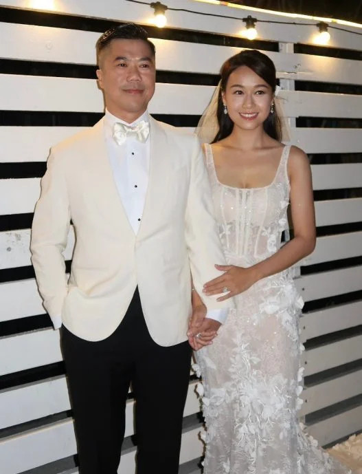 Hoàng Tâm Dĩnh trong ngày cưới. Tài tử Mã Quốc Minh gửi lời chúc mừng đến bạn gái cũ.