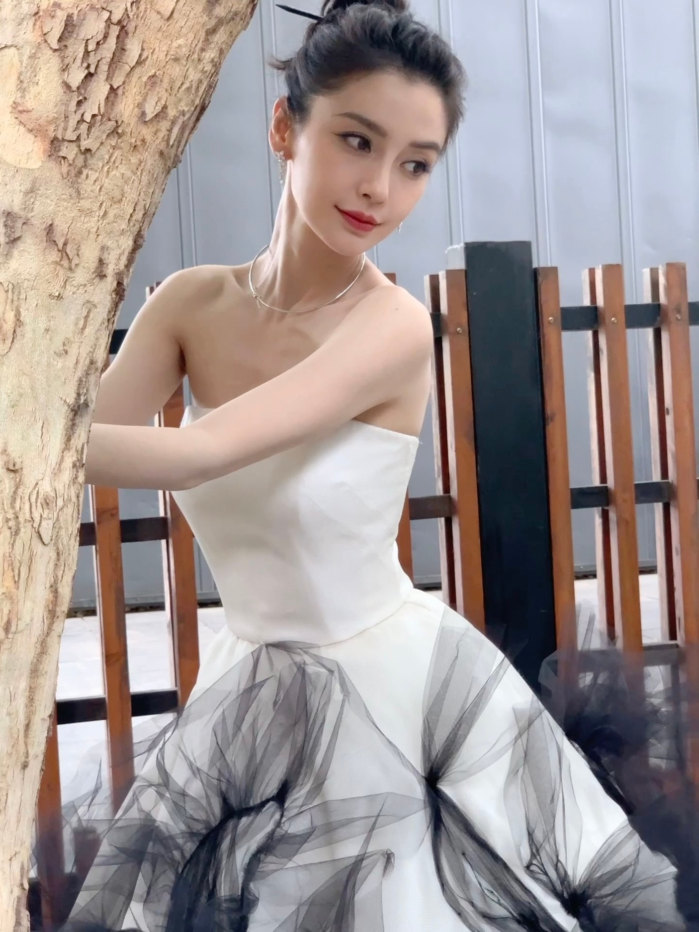 Angelababy từng là con cưng của giới thời trang và các thương hiệu xa xỉ phẩm. Mỗi năm, chỉ riêng tiền quảng cáo cô đã thu về hơn 10 triệu USD. Do đó, việc bị cấm sóng khiến thu nhập của Angelababy bị ảnh hưởng nghiêm trọng. Angelababy từng là con cưng của giới thời trang và các thương hiệu xa xỉ phẩm. Mỗi năm, chỉ riêng tiền quảng cáo cô đã thu về hơn 10 triệu USD. Do đó, việc bị cấm sóng khiến thu nhập của Angelababy bị ảnh hưởng nghiêm trọng.