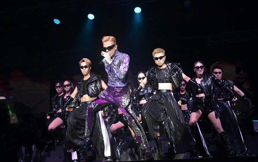 Khán giả không thể vào xem buổi biểu diễn của Quách Phú Thành và đòi trả lại tiền vé. Khán giả không thể vào xem buổi biểu diễn của Quách Phú Thành và đòi trả lại tiền vé.