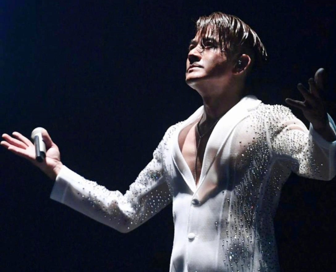 Khán giả không thể vào xem buổi biểu diễn của Quách Phú Thành và đòi trả lại tiền vé. Khán giả không thể vào xem buổi biểu diễn của Quách Phú Thành và đòi trả lại tiền vé.