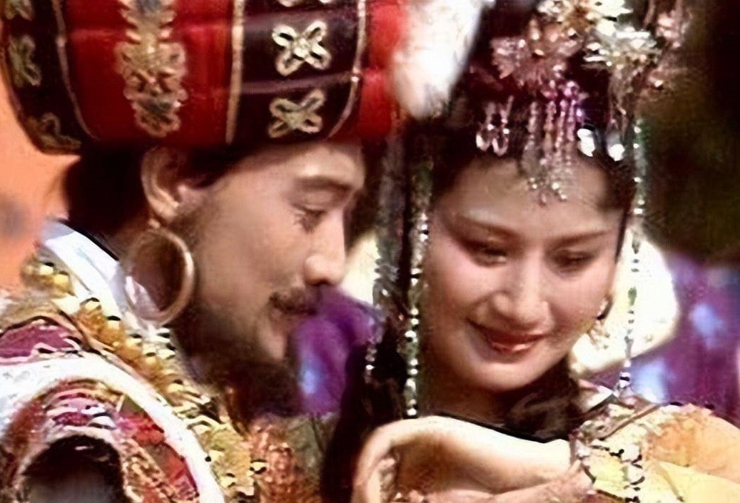 Tôn Ngộ Không không chỉ giải cứu Kim Thánh nương nương mà còn giải quyết khúc mắc trong lòng nhà vua, vì hoàng hậu đã bị yêu quái bắt đi 3 năm. Tôn Ngộ Không không chỉ giải cứu Kim Thánh nương nương mà còn giải quyết khúc mắc trong lòng nhà vua, vì hoàng hậu đã bị yêu quái bắt đi 3 năm.