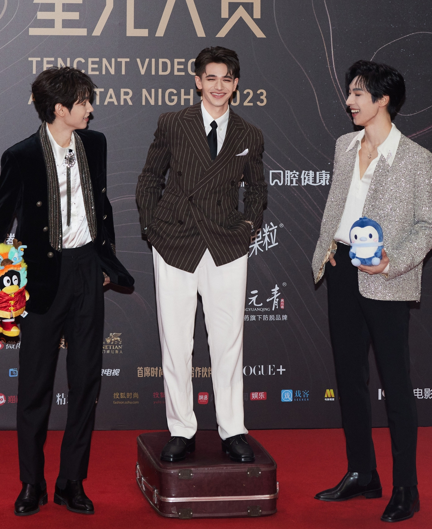 Một trong những khoảnh khắc gây ấn tượng, hài hước nhất trên thảm đỏ sự kiện là nam ca sĩ Caelan Moriarty (2001) mang theo vali để ăn gian chiều cao. Caelan Moriarty từng tham gia show tuyển chọn thần tượng Chuang 2021 do Tencent tổ chức. Ngoài ra, còn có hình ảnh các diễn viên như Thẩm Đằng, Hồ Ca, Lôi Giai Âm, Vu Hòa Vỹ (từ trái sang) thể hiện sự mệt mỏi, buồn ngủ khi theo dõi lễ trao giải.