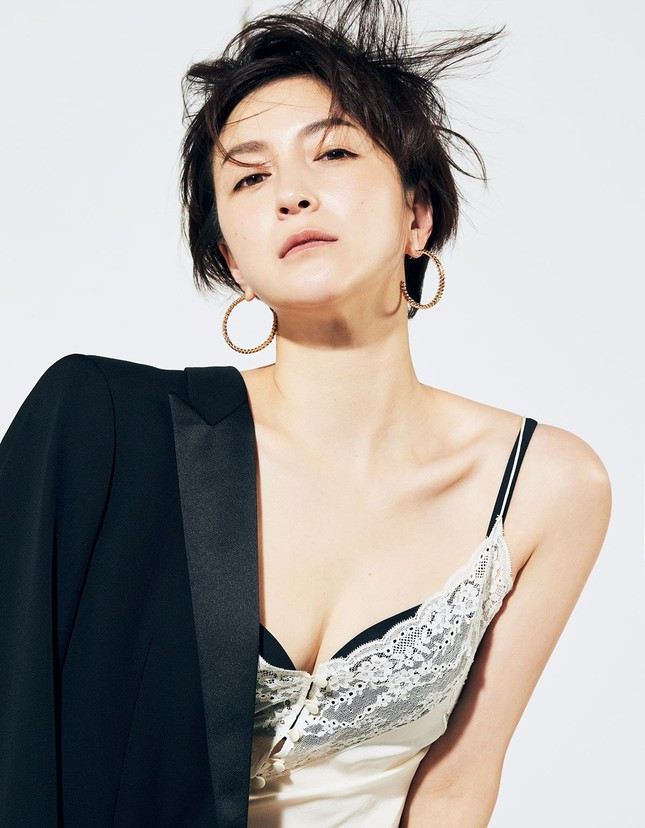 Ryoko Hirosue từng là "Em gái quốc dân" nổi danh bậc nhất Nhật Bản, song hiện giờ cô bị tẩy chay mạnh mẽ.