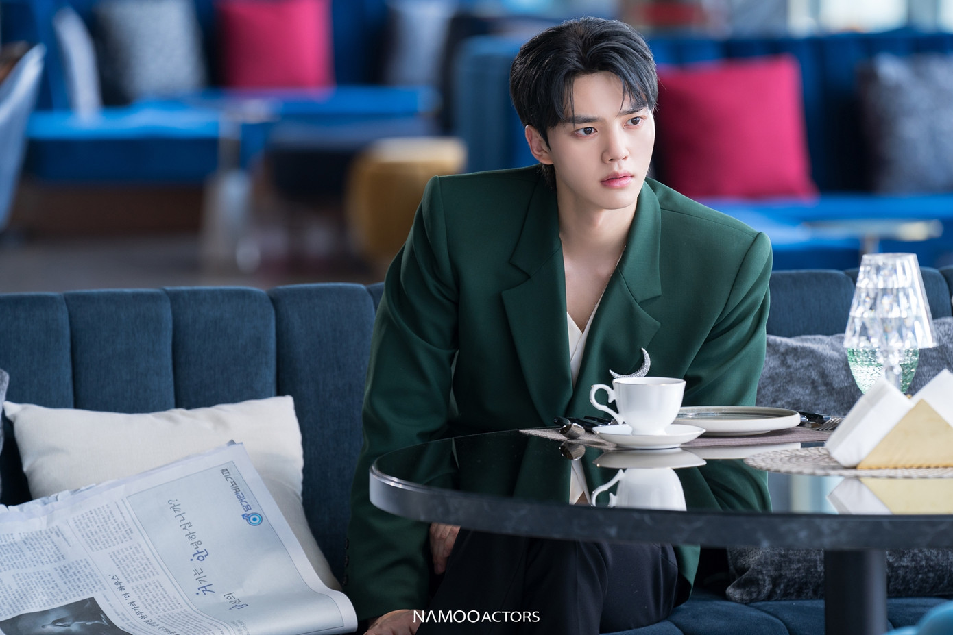 Theo QQ, tài tử Song Kang đang là ngôi sao Hàn Quốc được quan tâm bậc nhất tại Trung Quốc hiện tại, sau khi bộ phim truyền hình My Demon (Chàng quỷ của tôi) phát sóng. Vai diễn ác quỷ Jung Gu Won với tính cách bá đạo, miệng chua ngoa và ngoại hình sáng màn ảnh giúp Song Kang ghi dấu ấn với khán giả.