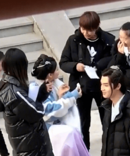 Dương Siêu Việt đưa khăn lau mũi cho trợ lý, Lưu Đào nhổ nước vào tay nhân viên.