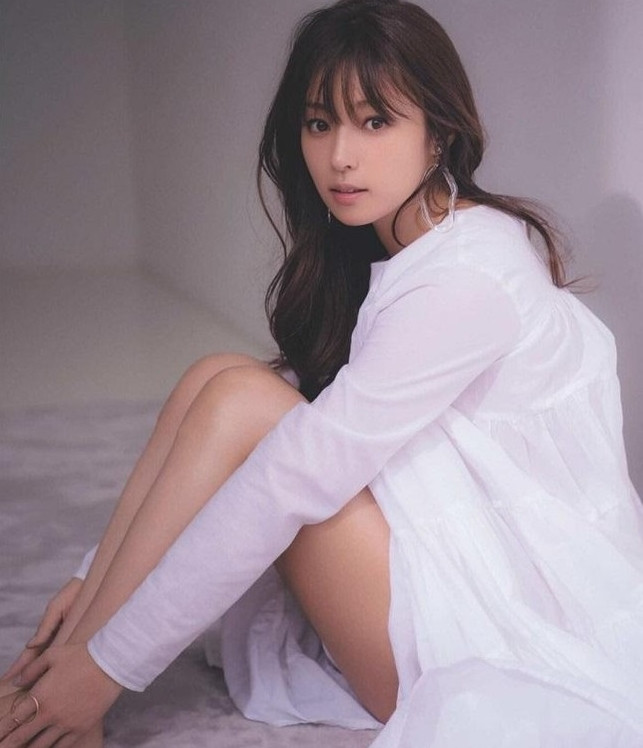 "Người tình trong mơ của đàn ông Nhật Bản" Fukada Kyoko bị bắt gặp ngoại tình với đạo diễn hơn tuổi.