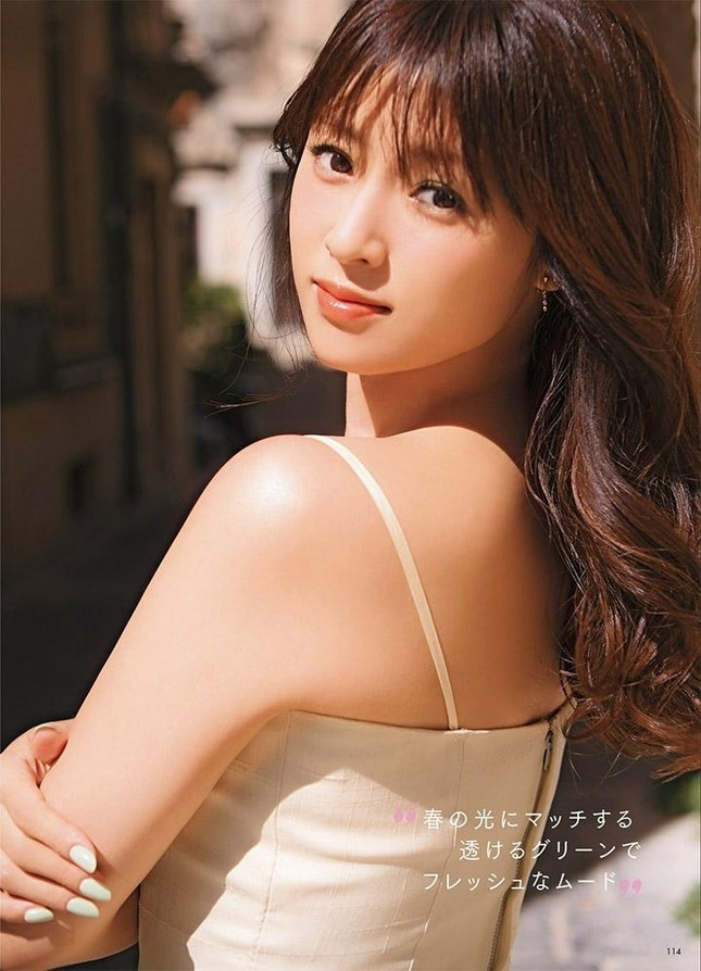 "Người tình trong mơ của đàn ông Nhật Bản" Fukada Kyoko bị bắt gặp ngoại tình với đạo diễn hơn tuổi.