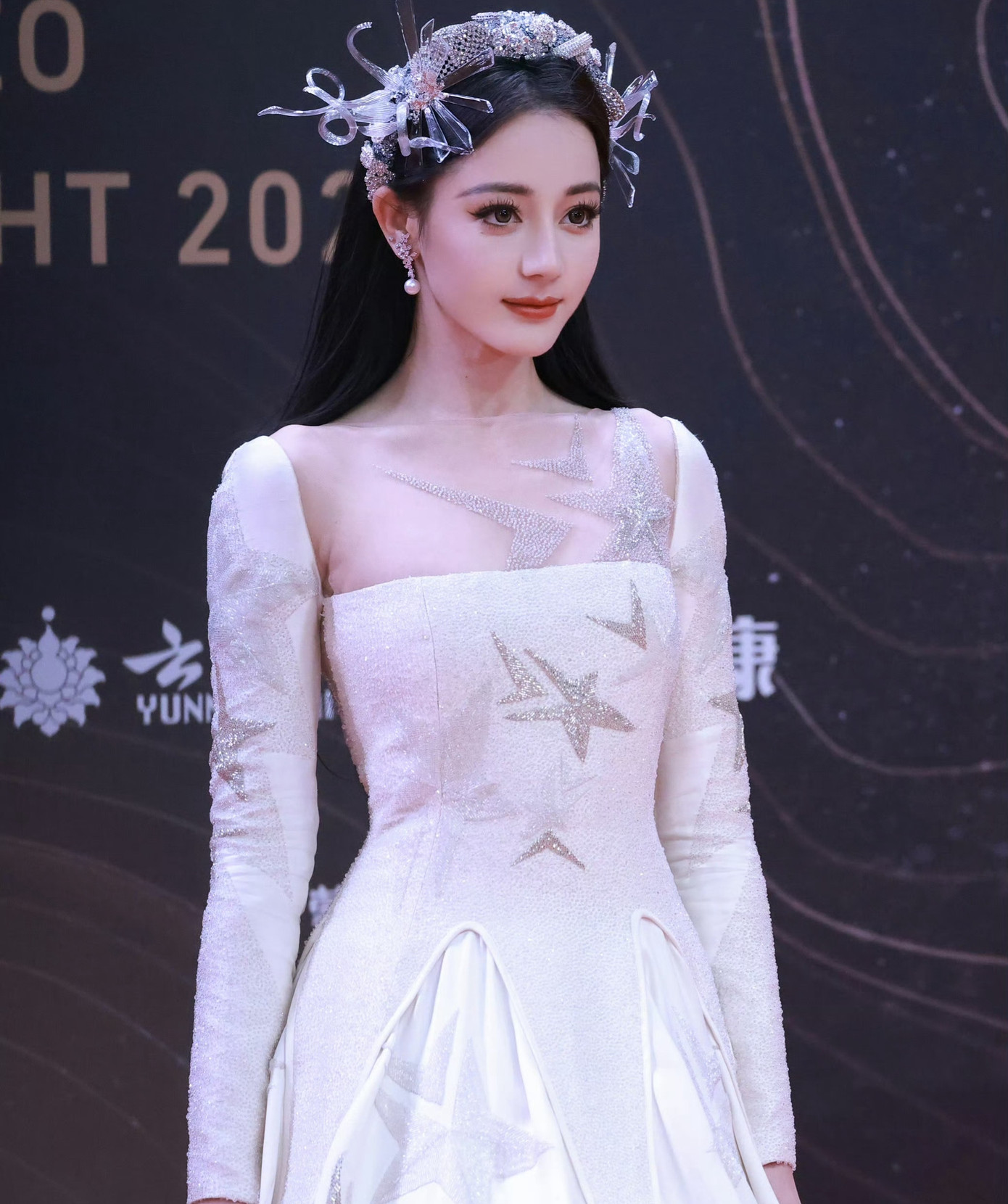 QQ nhận xét Địch Lệ Nhiệt Ba xuất hiện muộn với bộ váy màu trắng đến từ thương hiệu Haute Couture Julien Fournié 2023. Bộ lễ phục được đánh giá là an toàn, thiếu điểm nhấn. Khán giả dồn sự chú ý vào lớp trang điểm dày, phần mi giả thiếu tự nhiên của cô. Thậm chí, nhân viên trang điểm của Địch Lệ Nhiệt Ba còn bị nhắc tên vì đã khiến nữ diễn viên trở nên già hơn tuổi thực. Sohu đánh giá kể từ khi chia tay stylist cũ Tam Mao, phong cách thảm đỏ của Địch Lệ Nhiệt Ba trở nên bất ổn. Cô không còn những bộ cánh gây chấn động như trong các sự kiện. Ngoài ra, Địch Lệ Nhiệt Ba còn bị chê làm màu, cố tình lạc đường trên thảm đỏ, trong khi có MC hướng dẫn ngay phía trước.