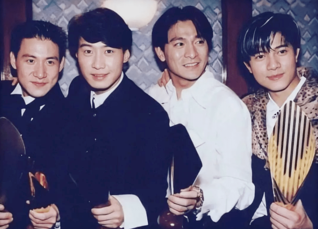 Theo QQ, Mirror bị đánh giá là sự thụt lùi cả về tài năng lẫn ngoại hình so với Tứ Đại Thiên Vương Hong Kong những năm 1990. Theo QQ, Mirror bị đánh giá là sự thụt lùi cả về tài năng lẫn ngoại hình so với Tứ Đại Thiên Vương Hong Kong những năm 1990.