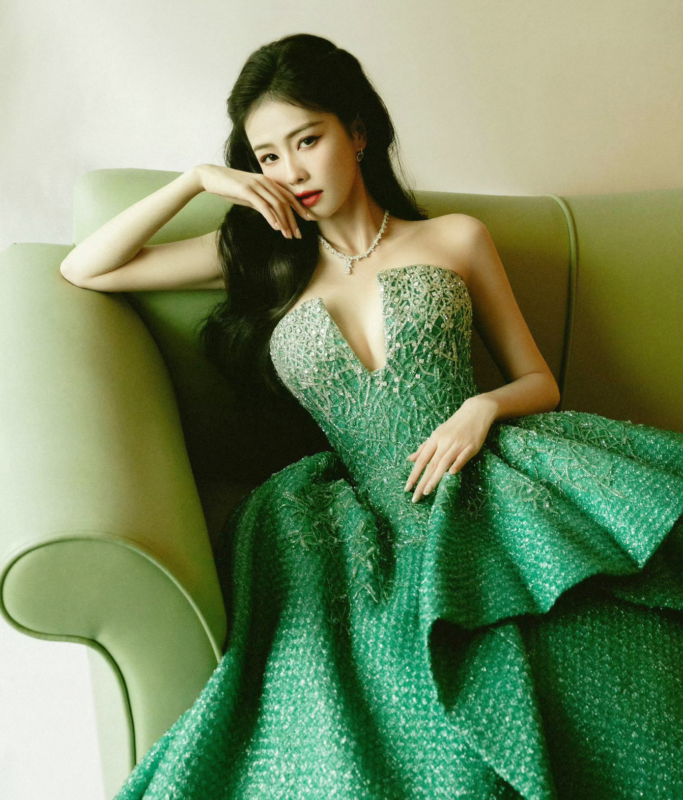 Trên thảm đỏ, Bạch Lộc gây ấn tượng với thiết kế váy cup ngực xanh đính hàng nghìn viên kim cương. Bộ lễ phục gợi cảm giúp Bạch Lộc khoe được vòng một. Tuy nhiên, chiếc váy cũng bị nhận xét là có phần nặng nề. Trên thảm đỏ, Bạch Lộc gây ấn tượng với thiết kế váy cup ngực xanh đính hàng nghìn viên kim cương. Bộ lễ phục gợi cảm giúp Bạch Lộc khoe được vòng một. Tuy nhiên, chiếc váy cũng bị nhận xét là có phần nặng nề.