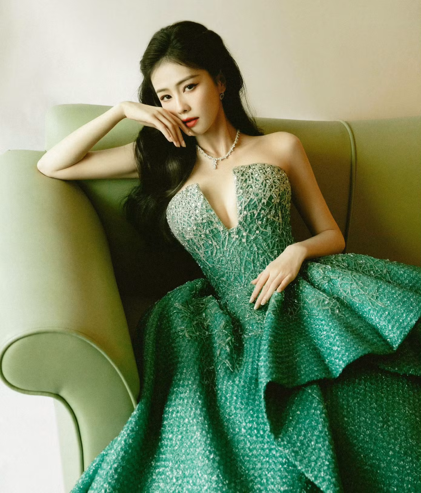 Trên thảm đỏ, Bạch Lộc gây ấn tượng với thiết kế váy cup ngực xanh đính hàng nghìn viên kim cương. Bộ lễ phục gợi cảm giúp Bạch Lộc khoe được vòng một. Tuy nhiên, chiếc váy cũng bị nhận xét là có phần nặng nề. Trên thảm đỏ, Bạch Lộc gây ấn tượng với thiết kế váy cup ngực xanh đính hàng nghìn viên kim cương. Bộ lễ phục gợi cảm giúp Bạch Lộc khoe được vòng một. Tuy nhiên, chiếc váy cũng bị nhận xét là có phần nặng nề.