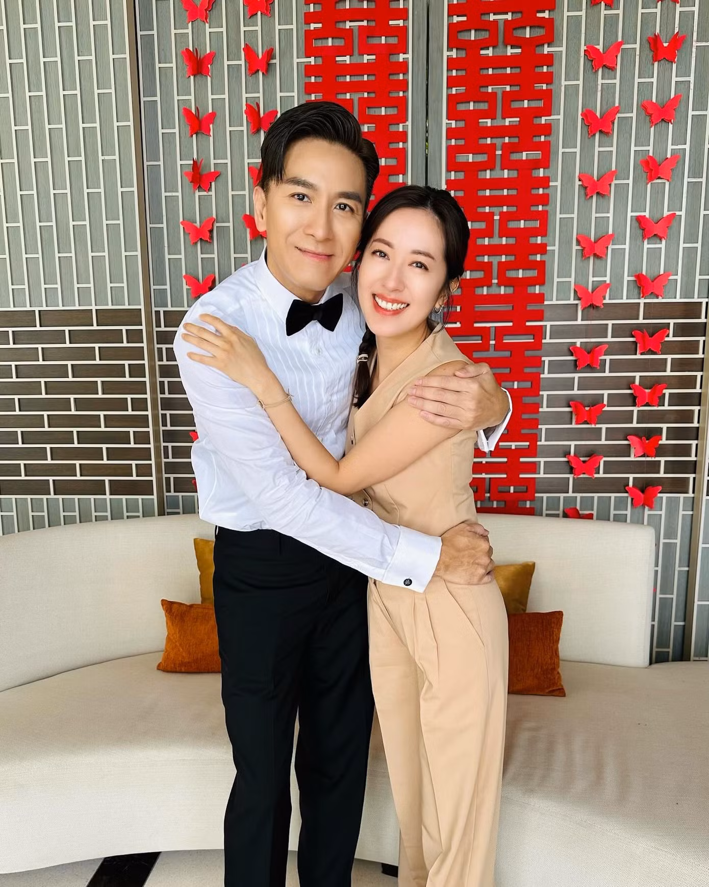 Nữ diễn viên Đường Thi Vịnh chia sẻ: "Anh trai của tôi hôm nay cưới vợ rồi. Tôi thấy anh ấy cười vui vẻ suốt từ sáng đến tối. Chúng tôi rất mừng vì anh hai đã cưới được người vợ tuyệt vời". Đường Thi Vịnh đứng trong đội ngũ phù rể. Cô là thành viên của nhóm anh em Thiết Mã gia tộc.