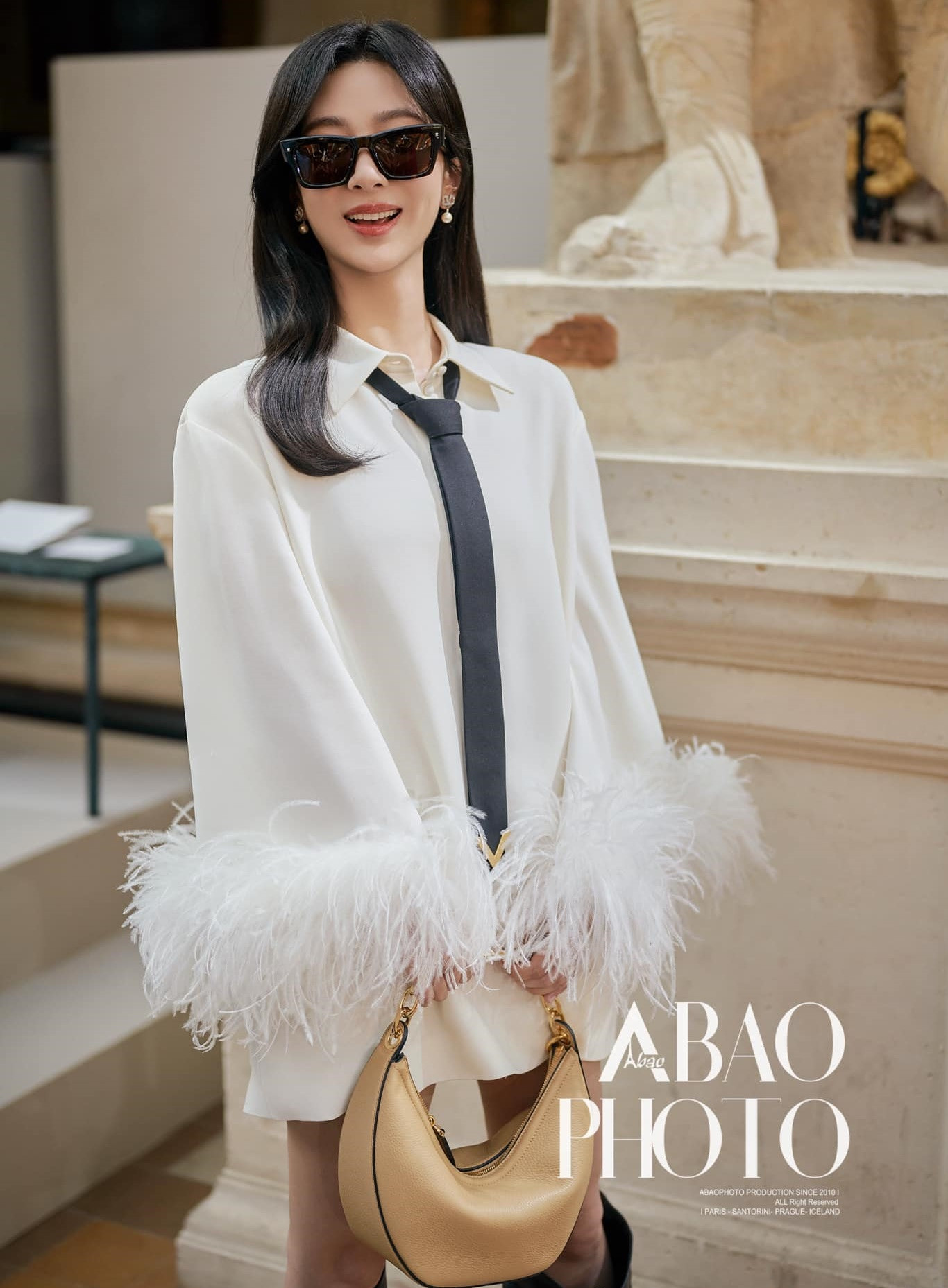 Bên cạnh đó, Dương Tử còn tham dự show diễn thời trang của Valentino tại Tuần lễ thời trang Paris. Biểu hiện của cô tại sự kiện này được đánh giá tốt. Công chúng khen ngợi nữ diễn viên luôn hoàn thiện bản thân, khắc phục khuyết điểm để ngày càng đẹp hơn.