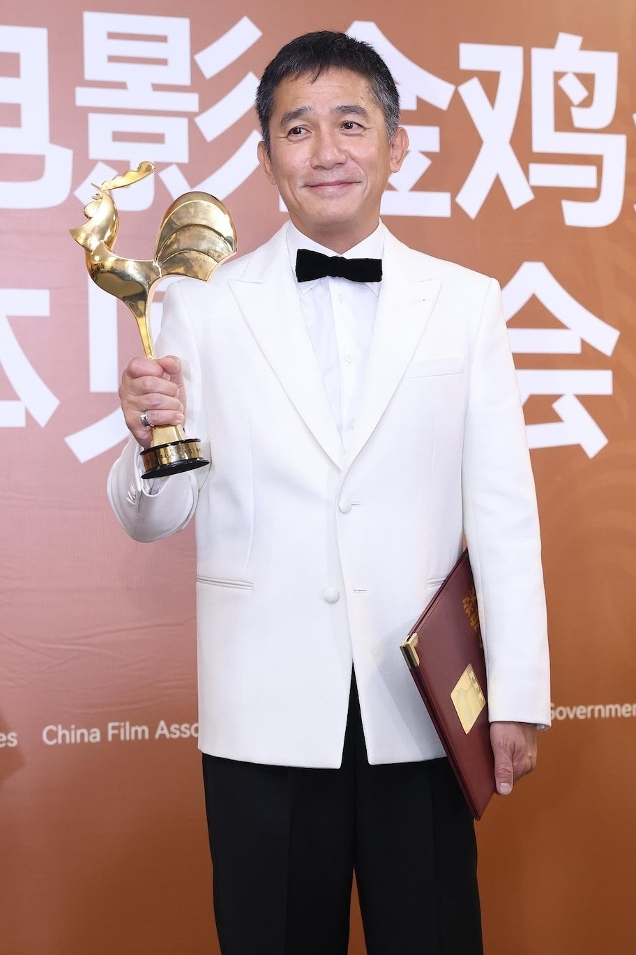 Lương Triều Vỹ cùng bà xã Lưu Gia Linh xuất hiện trên thảm đỏ lễ trao giải Kim Kê 2023.