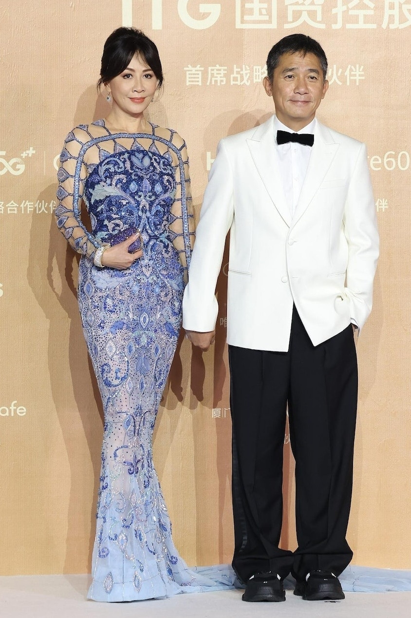 Lương Triều Vỹ cùng bà xã Lưu Gia Linh xuất hiện trên thảm đỏ lễ trao giải Kim Kê 2023.