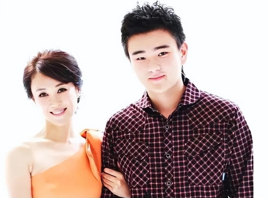 Con trai là nguồn động viên tinh thần của Phó Nghệ Vỹ, giúp nữ diễn viên vượt qua nhiều scandal trong sự nghiệp. Con trai là nguồn động viên tinh thần của Phó Nghệ Vỹ, giúp nữ diễn viên vượt qua nhiều scandal trong sự nghiệp.