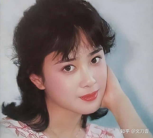 Phó Nghệ Vỹ là mỹ nhân nổi bật của giới giải trí Hoa ngữ. Tuy nhiên, cuộc đời của cô gặp nhiều thăng trầm. Phó Nghệ Vỹ là mỹ nhân nổi bật của giới giải trí Hoa ngữ. Tuy nhiên, cuộc đời của cô gặp nhiều thăng trầm.