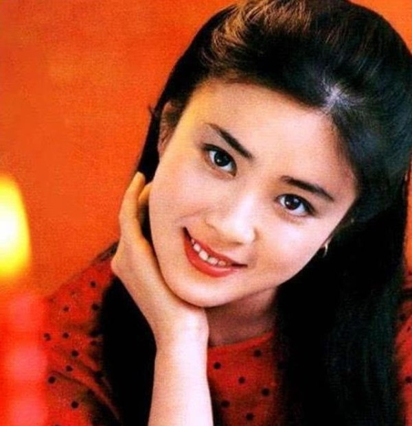 Phó Nghệ Vỹ là mỹ nhân nổi bật của giới giải trí Hoa ngữ. Tuy nhiên, cuộc đời của cô gặp nhiều thăng trầm. Phó Nghệ Vỹ là mỹ nhân nổi bật của giới giải trí Hoa ngữ. Tuy nhiên, cuộc đời của cô gặp nhiều thăng trầm.