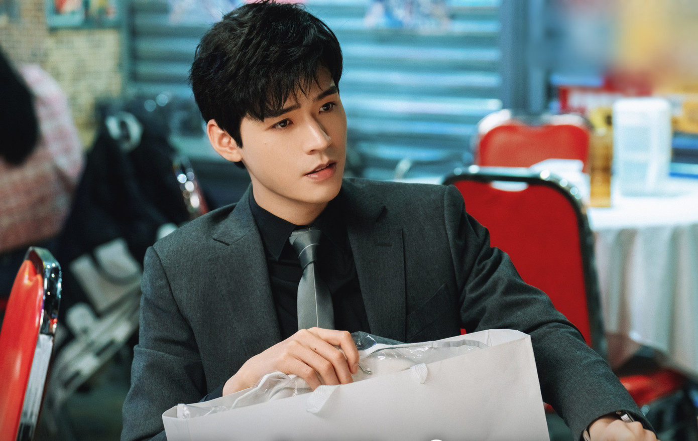 Cung Tuấn được đầu tư tạo hình sang trọng trong phim Tôi muốn đi ngược chiều gió, nhưng diễn xuất của anh vẫn không có tiến bộ.