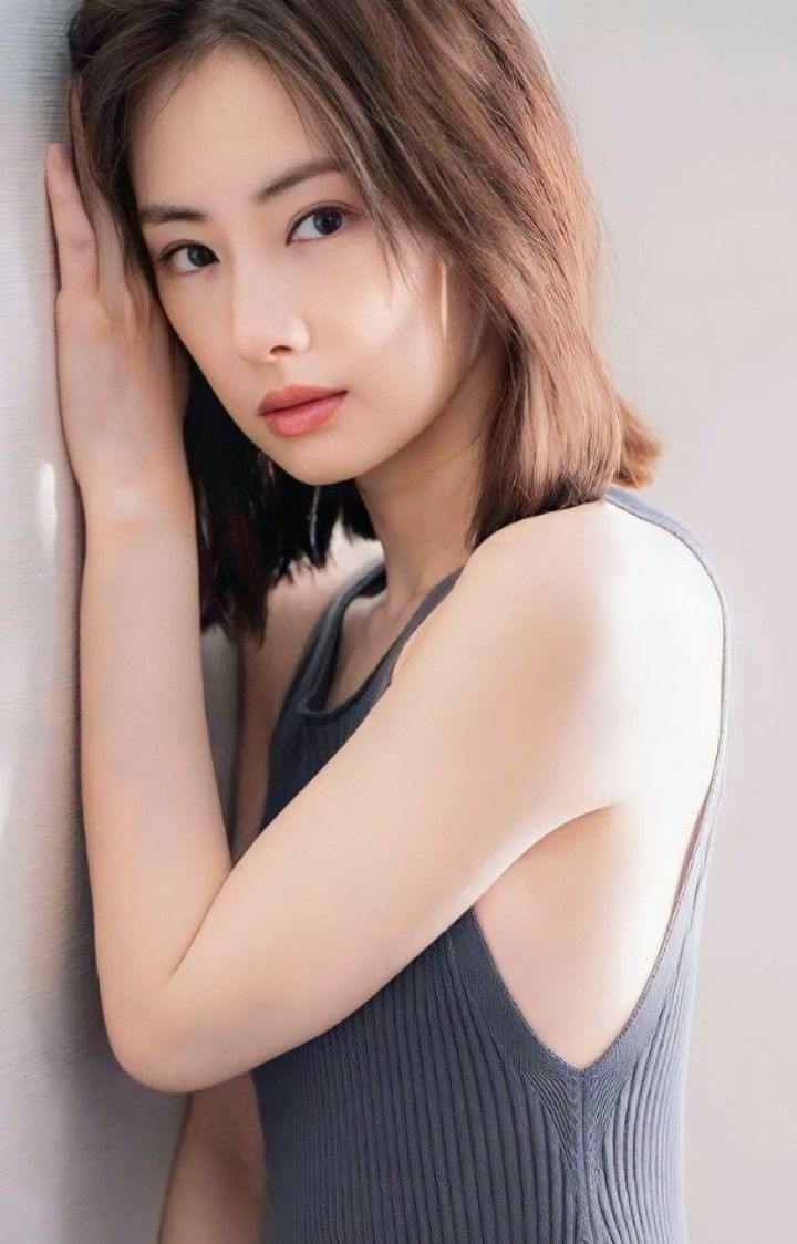 Kitagawa Keiko giành vị trí đầu tiên trong bảng xếp hạng. Mỹ nhân sinh năm 1986 có độ nổi tiếng và được yêu thích không suy giảm suốt 15 năm. Cô được mệnh danh là Mỹ nhân đẹp nhất mọi thời đại của Nhật Bản. Kitagawa Keiko từng thể hiện vai Rei Hino (Thủy thủ sao Hỏa) trong Thủy Thủ Mặt Trăng, The Fast and the Furious: Tokyo Drift, Nụ hôn thiên đường, Tớ muốn ăn tụy của cậu, Miền đất hứa... Với vẻ đẹp vừa ngây thơ vừa quyến rũ và có nét lai Tây, nhiều năm liên tiếp Keiko nằm trong danh sách những nhan sắc Nhật Bản được ngưỡng mộ nhất.