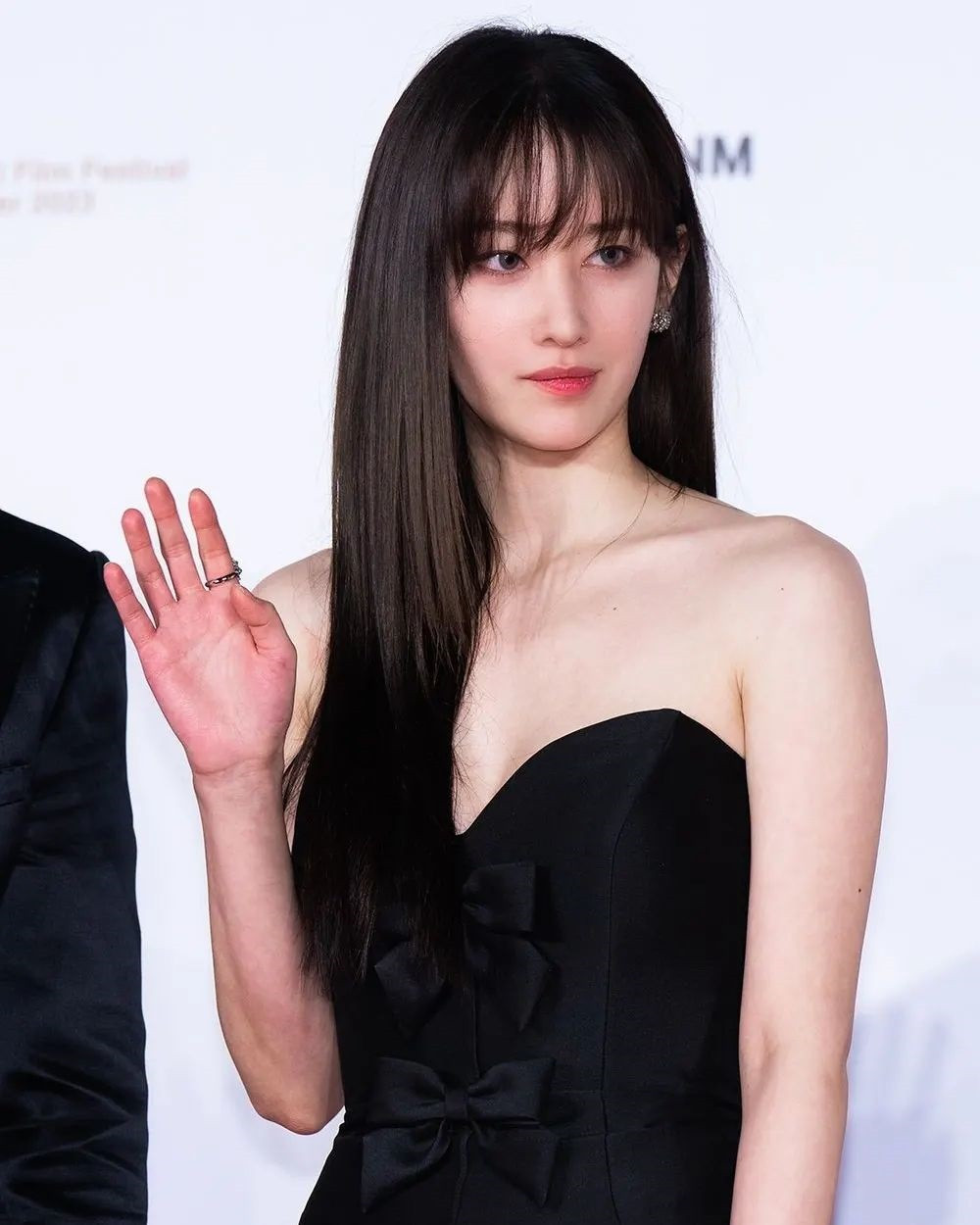 Bộ phim thành công vang dội tại nước ngoài, trở thành phim điện ảnh Hàn Quốc đầu tiên lọt vào danh sách rút gọn cho đề cử Oscar ở hạng mục Phim tiếng nước ngoài hay nhất. Burning cũng giúp Jeon Jong Seo lọt vào danh sách "15 diễn viên quốc tế đột phá nhất" của tạp chí Hollywood Reporter và nhận đề cử "Nữ diễn viên mới xuất sắc" tại giải Rồng Xanh. Bộ phim thành công vang dội tại nước ngoài, trở thành phim điện ảnh Hàn Quốc đầu tiên lọt vào danh sách rút gọn cho đề cử Oscar ở hạng mục Phim tiếng nước ngoài hay nhất. Burning cũng giúp Jeon Jong Seo lọt vào danh sách "15 diễn viên quốc tế đột phá nhất" của tạp chí Hollywood Reporter và nhận đề cử "Nữ diễn viên mới xuất sắc" tại giải Rồng Xanh.