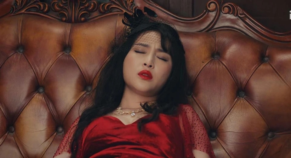 Can Đình Đình bị chê kém sắc trong phim mới.