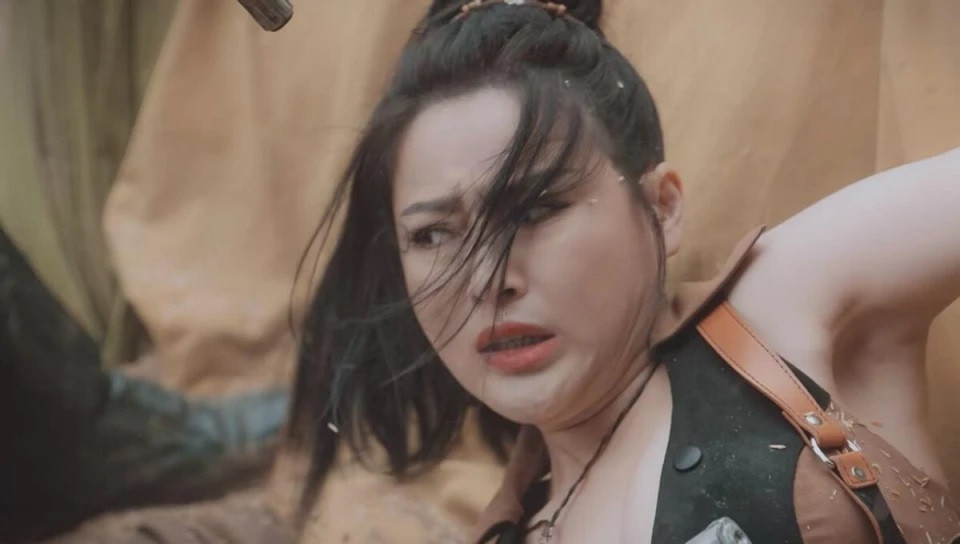 Can Đình Đình bị chê kém sắc trong phim mới.