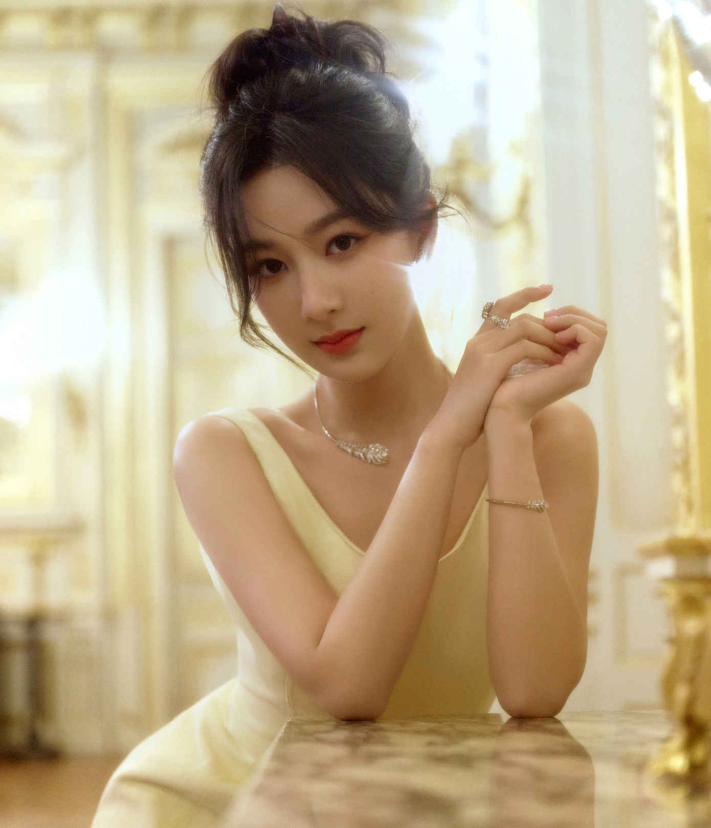 Ngày 6/10, Sina đưa tin nữ diễn viên Dương Tử sau khi tham gia Tuần lễ thời trang Paris vẫn còn ở Pháp để du ngoạn. Ngôi sao Trường tương tư đã chia sẻ bộ ảnh mới và được khen ngợi nhờ thần thái tốt, nhan sắc thăng hạng. Từ khóa "Dây lưng màu vàng của Dương Tử" cũng nhanh chóng chiếm vị trí số một trên bảng tìm kiếm của Weibo với hơn 200 triệu lượt xem và 34.000 lượt thảo luận.