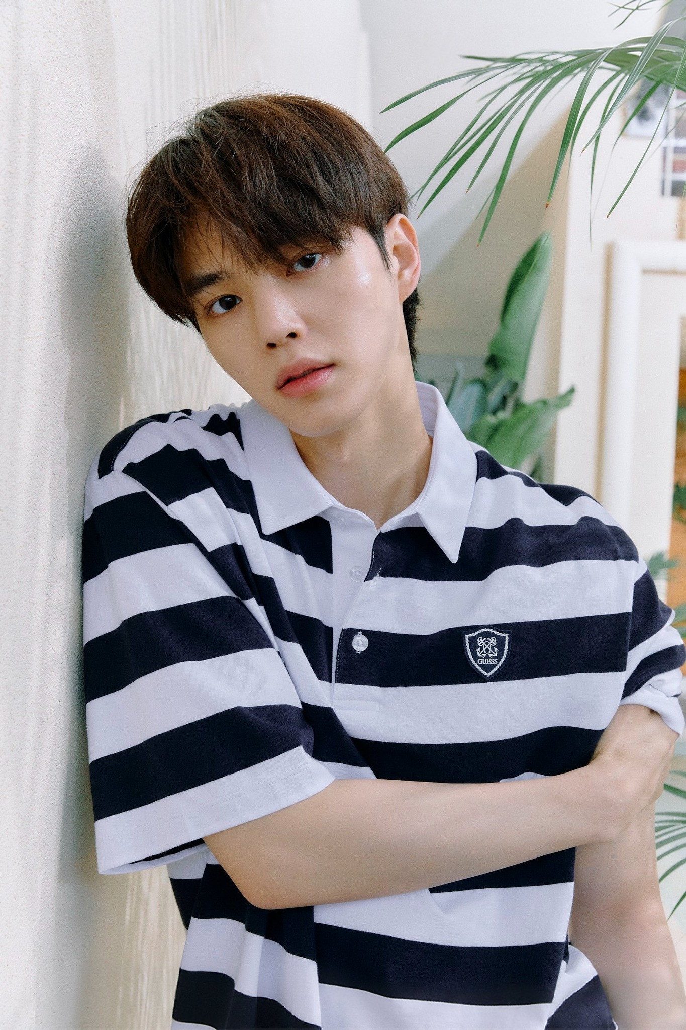 Naver cho biết Song Kang là diễn viên trẻ được o bế bậc nhất hiện nay. Anh được giao đóng vai chính của nhiều dự án do Netflix sản xuất như Beautiful Vampire, The Liar and His Lover, Love Alarm, Sweet Home, Navillera, Nevertheless... điều này giúp tên tuổi Song Kang nhanh chóng được đông đảo khán giả trên khắp thế giới biết tới. Nam diễn viên được SCMP nhận định là nam thần điện ảnh mới của xứ Hàn.