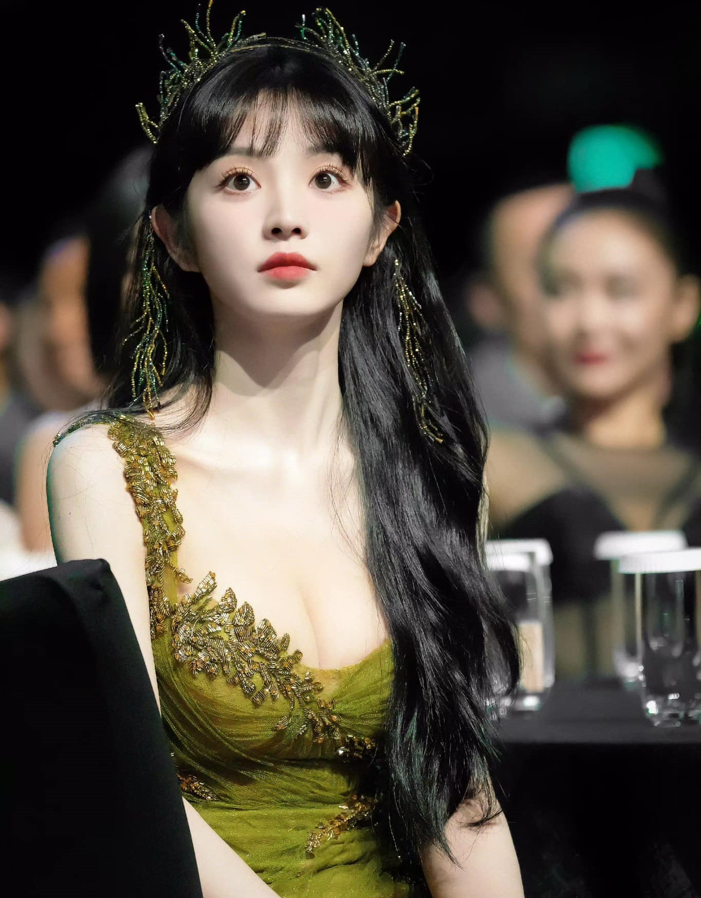 &quot;Ước có được thân hình như của Điền Hi Vi&quot;, &quot;Mỹ nữ không chỉ mặt đẹp tự nhiên, còn yêu thích vận động, có cơ bắp nên nhìn gầy nhưng rất khỏe mạnh&quot;, &quot;Trước đây tôi không quan tâm tới Điền Hi Vi nhưng vẻ đẹp của cô ấy nhìn thật dễ mến, nịnh mắt&quot;, &quot;Tiểu Điền đích thật là mỹ nhân tràn đầy năng lượng, nhìn đến cô ấy tôi luôn cảm thấy vui vẻ&quot;, &quot;Người gầy nhưng vẫn có ngực, vòng nào ra vòng đó, đúng là thân hình mà mọi cô gái ao ước&quot;, là bình luận của nhiều khán giả trên Weibo.