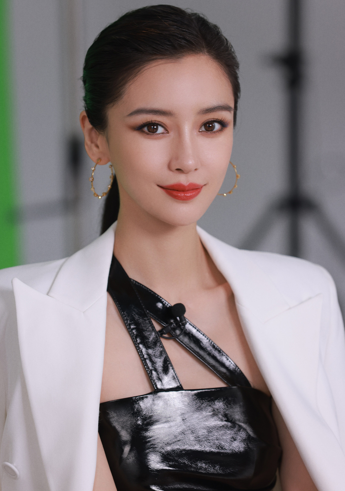Angelababy sống xa hoa và giao thiệp với tầng lớp thượng lưu của Thượng Hải, Hong Kong (Trung Quốc). Angelababy sống xa hoa và giao thiệp với tầng lớp thượng lưu của Thượng Hải, Hong Kong (Trung Quốc).