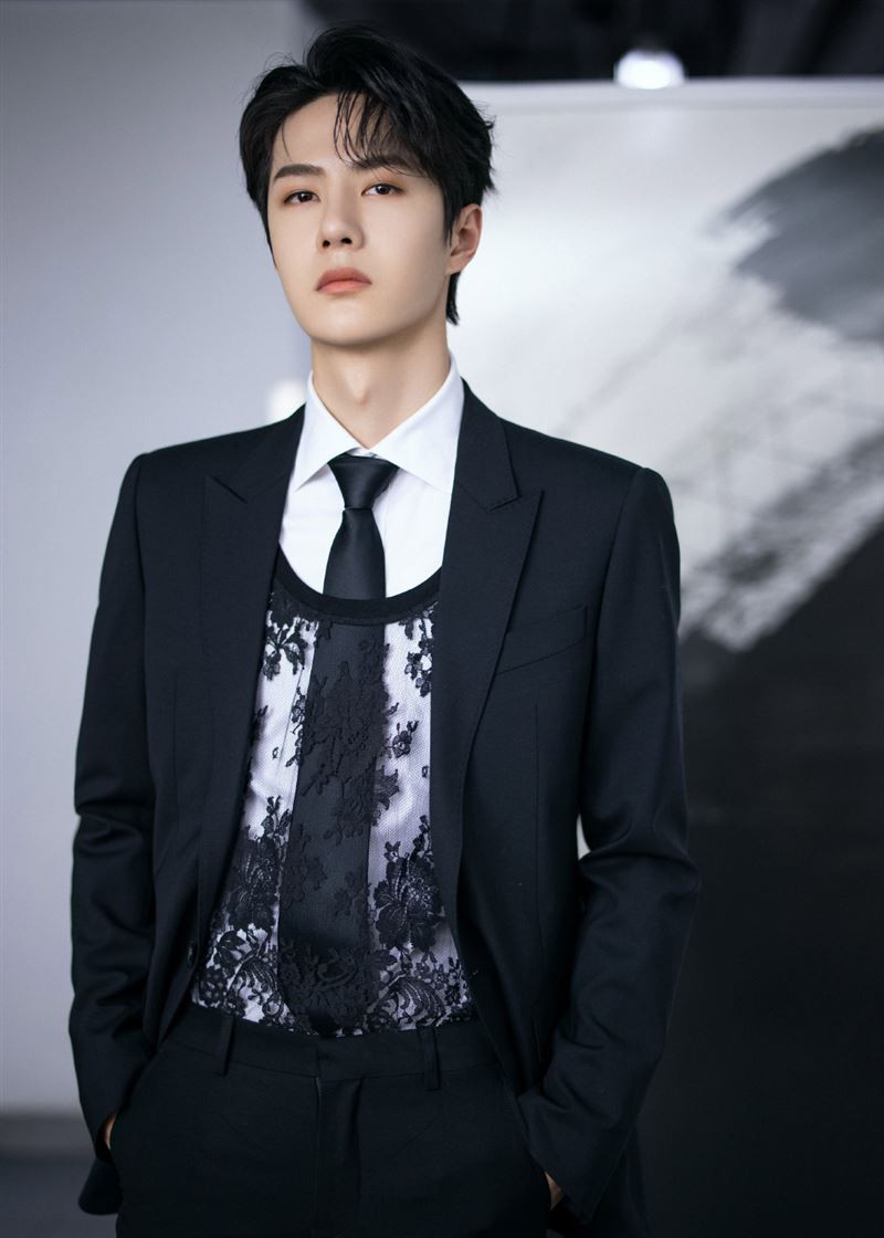 Địch Lệ Nhiệt Ba từng nhận chỉ trích nặng nề vì diễn xuất kém nhưng vẫn giành giải Thị hậu Kim Ưng 2018. Địch Lệ Nhiệt Ba từng nhận chỉ trích nặng nề vì diễn xuất kém nhưng vẫn giành giải Thị hậu Kim Ưng 2018.