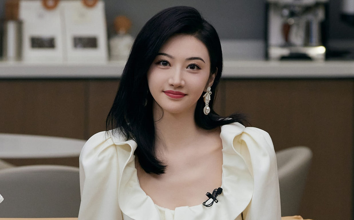 Cảnh Điềm bị đánh giá là giả tạo khi khóc trên sóng truyền hình. Cảnh Điềm bị đánh giá là giả tạo khi khóc trên sóng truyền hình.