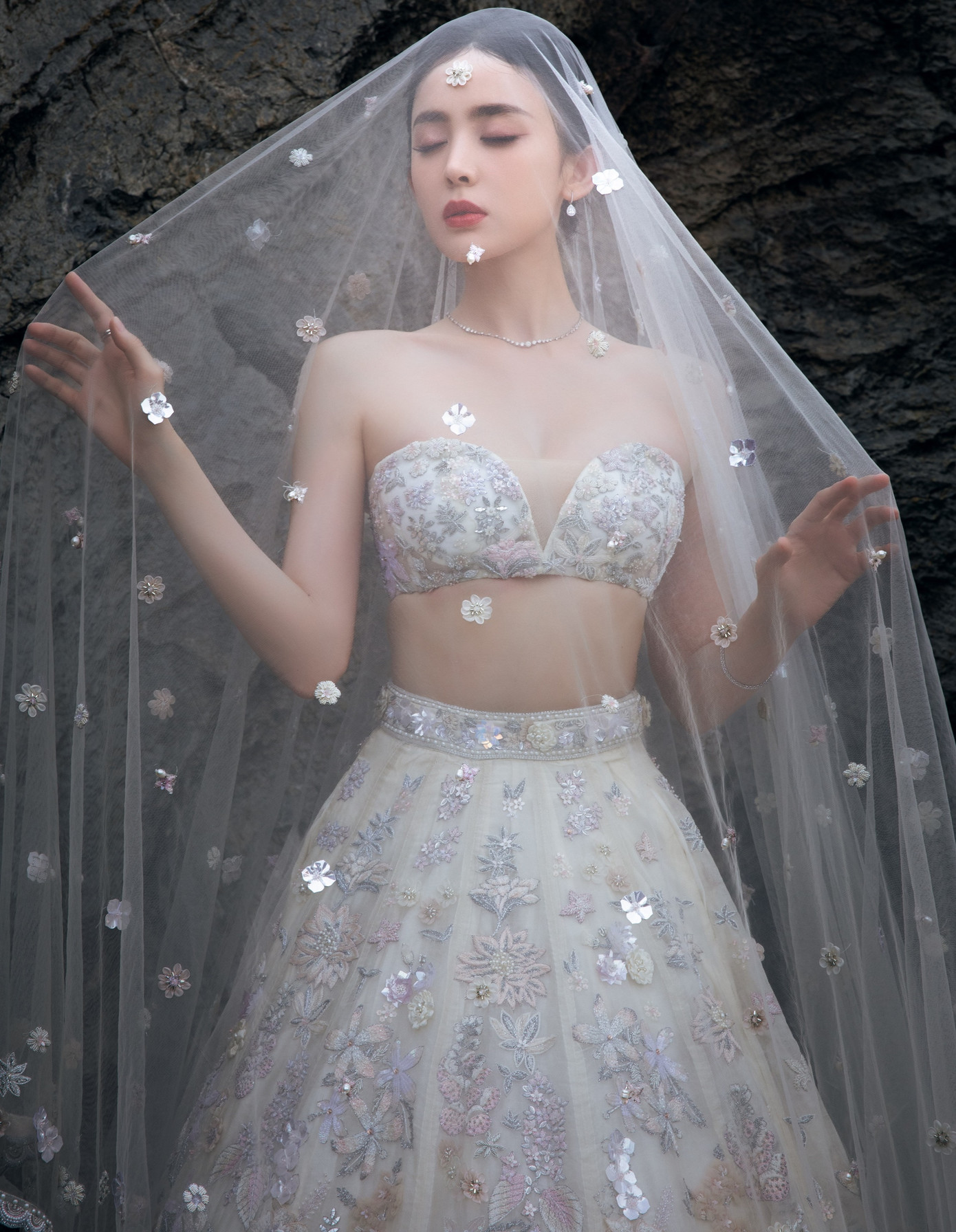 Theo Sina, Rahul Mishra là nhà thiết kế thời trang Ấn Độ đầu tiên được mời trình diễn tại Tuần lễ thời trang cao cấp ở Paris, Pháp. Bộ trang phục mà Cổ Lực Na Trát mặc được lấy cảm hứng từ chiếc váy truyền thống Gagra choli của Ấn Độ. Bộ váy giúp Na Trát khoe được lợi thế hình thể với chiều cao 1,72 m, vòng eo thon gọn và vòng một gợi cảm.